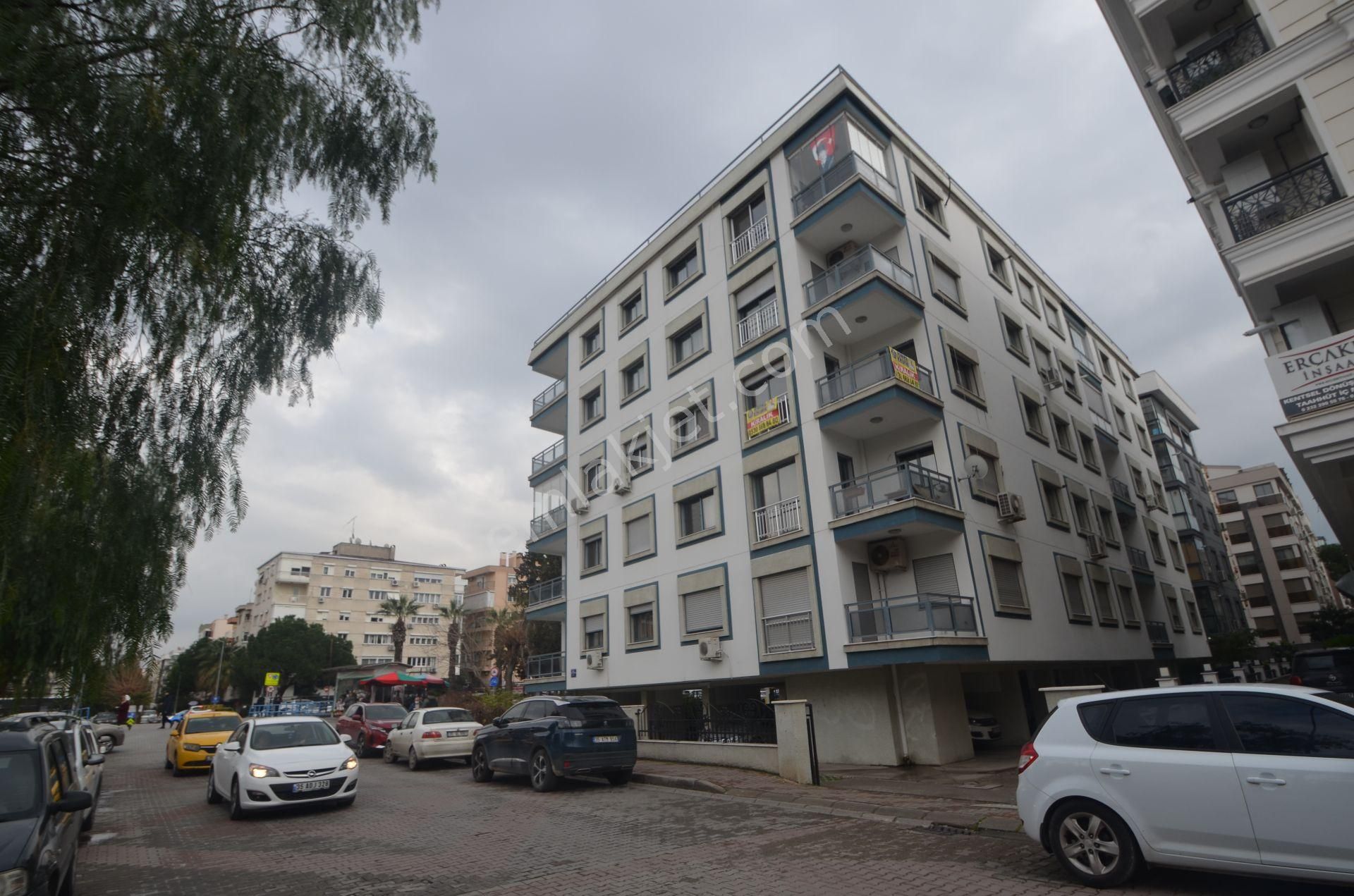 Bostanlı Merkezi Yerde Kiralık Otoparklı Tadilatlı 3+1 Daire