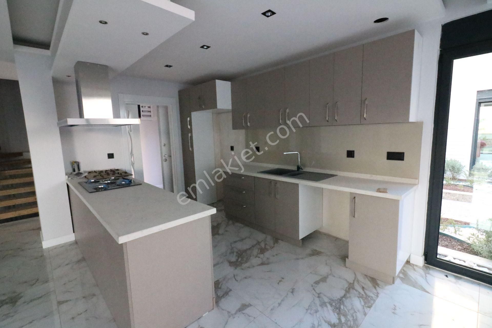 Nuray Ayhan'dan Site İçinde Havuzlu Kapalı Otoparklı Satılık 7+2 Lüx Villa - Görsel 8