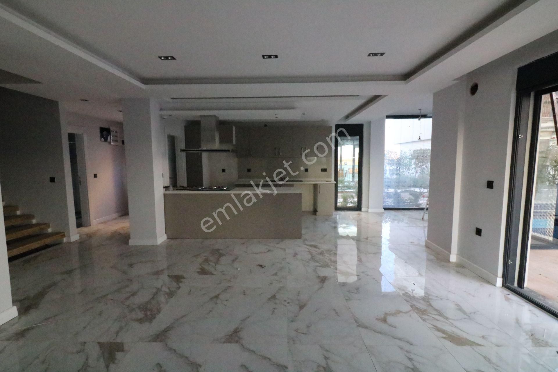 Nuray Ayhan'dan Site İçinde Havuzlu Kapalı Otoparklı Satılık 7+2 Lüx Villa - Görsel 13