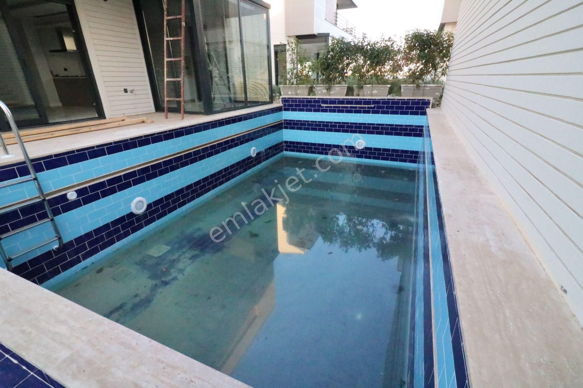 Nuray Ayhan'dan Site İçinde Havuzlu Kapalı Otoparklı Satılık 7+2 Lüx Villa - Görsel 4