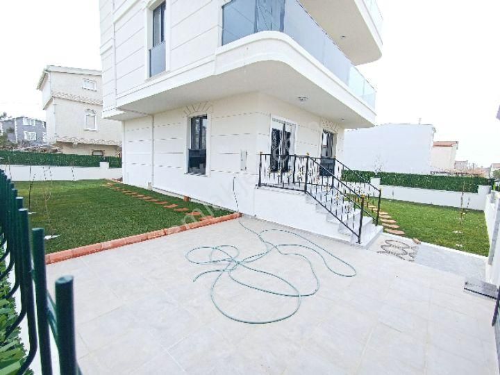 Marmaraereğlisi Yeniçiftlik Satılık Villa CS GRUP. MERKEZDE, 300 m² ARSALI İSKANLI, DENİZE YAKIN, MANZARALI, ULTRA LÜKS 6+1 MÜSTAKİL YAZLIK...