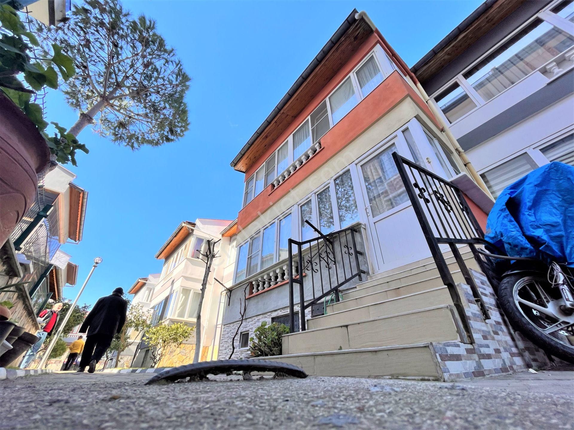 Balıkesir Edremit Boğaz Manzaralı Satılık Villa Sezgin Emlak'tan Akçay'da Kendine Özel Bahçeli Ultra Şık Tasarımgeniş Cam Balkonlu 3+1 Satılık Villa