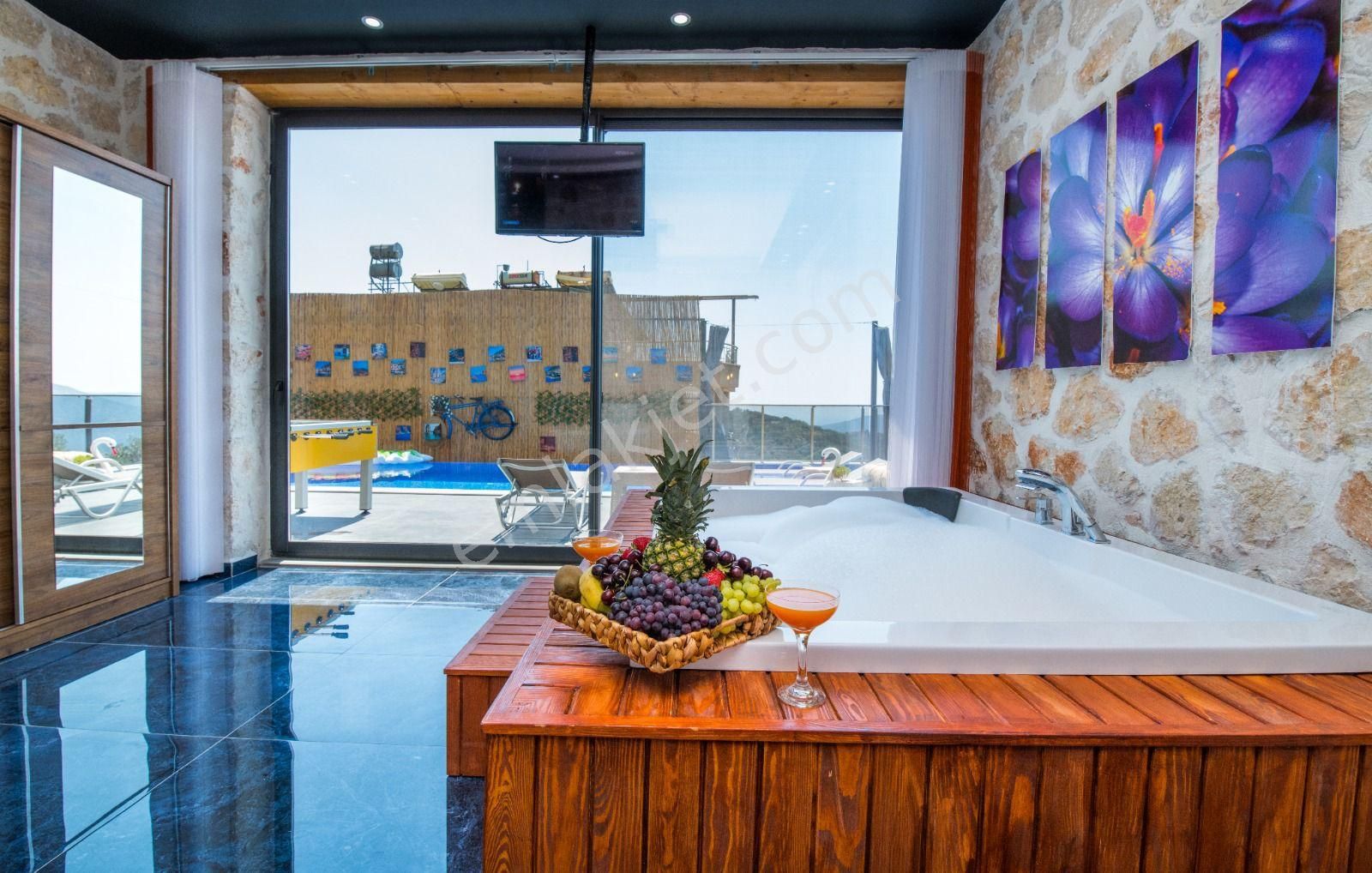 Kaşta Lüks Yapılı Villa Yatırımlık Full Eşyalı - Görsel 16