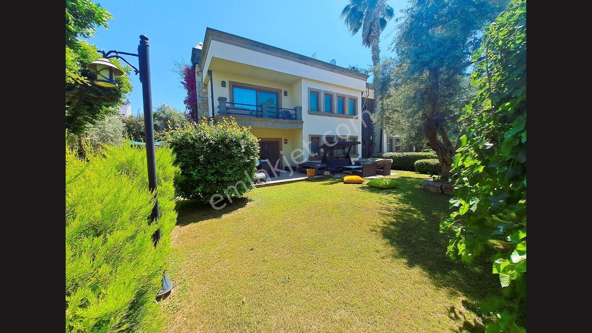 Bodrum Torba Denize Sıfır Satılık Villa  Bodrum Torba' da, Site İçerisinde, Geniş Bahçeli, Havuzlu Müstakil 3+1 Satılık dubleks Villa