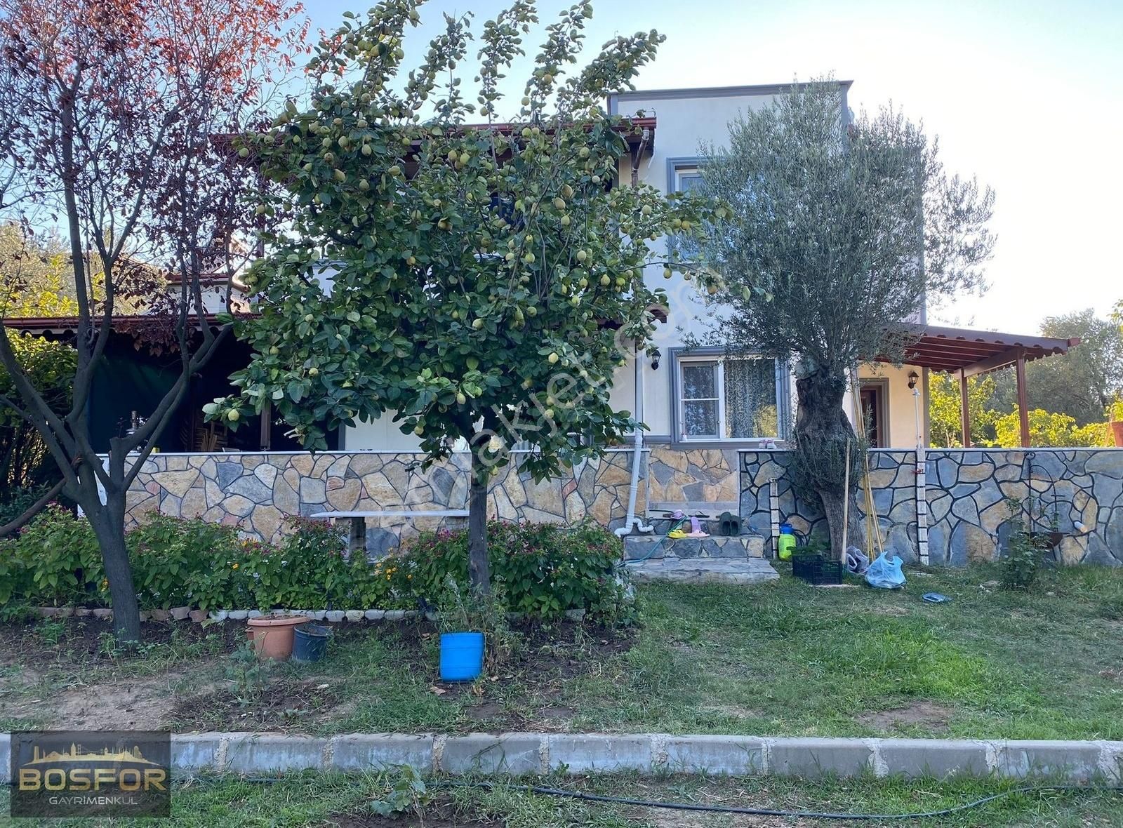 Edremit Güre Satılık Villa Güre'de Müstakil Girişli 200 m2 Meyve Bahçeli Villa