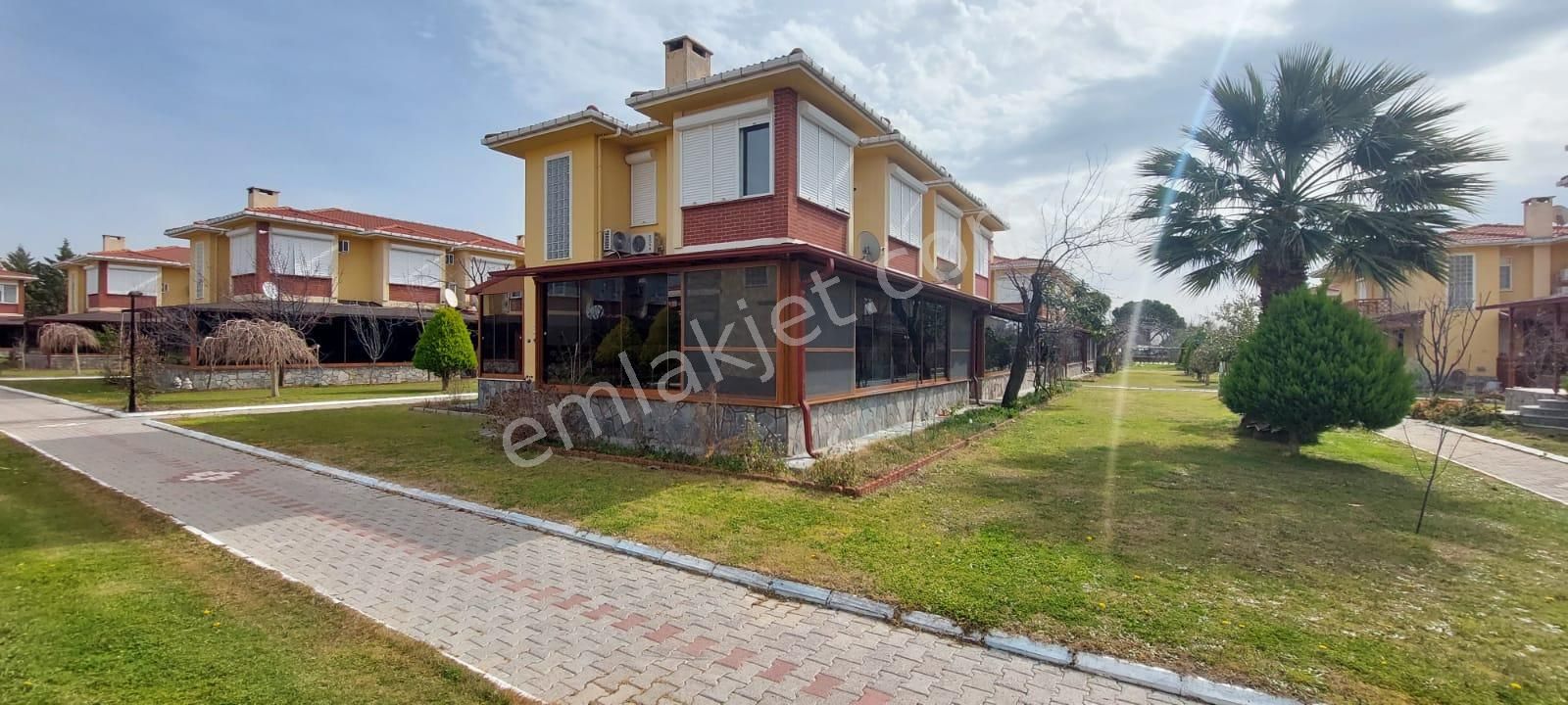 Dikili Salihler Satılık Villa  İzmir Dikili Salihleraltı Denize Sıfır Sitede Satılık Yazlık