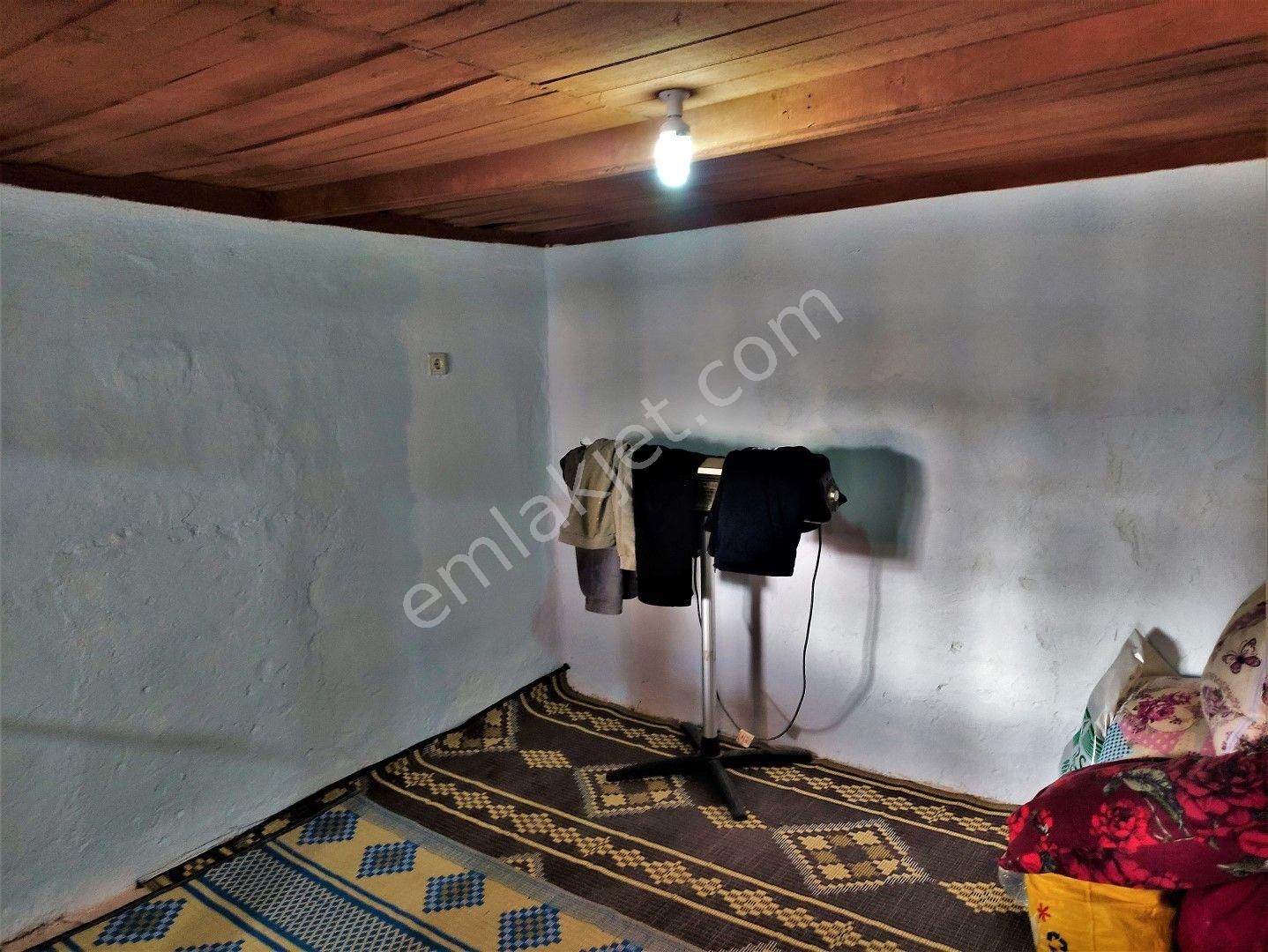 Emlakçıdan Manisa Kula Başıbüyük Mahallesi 2+1 Oda Satılık Köy Evi