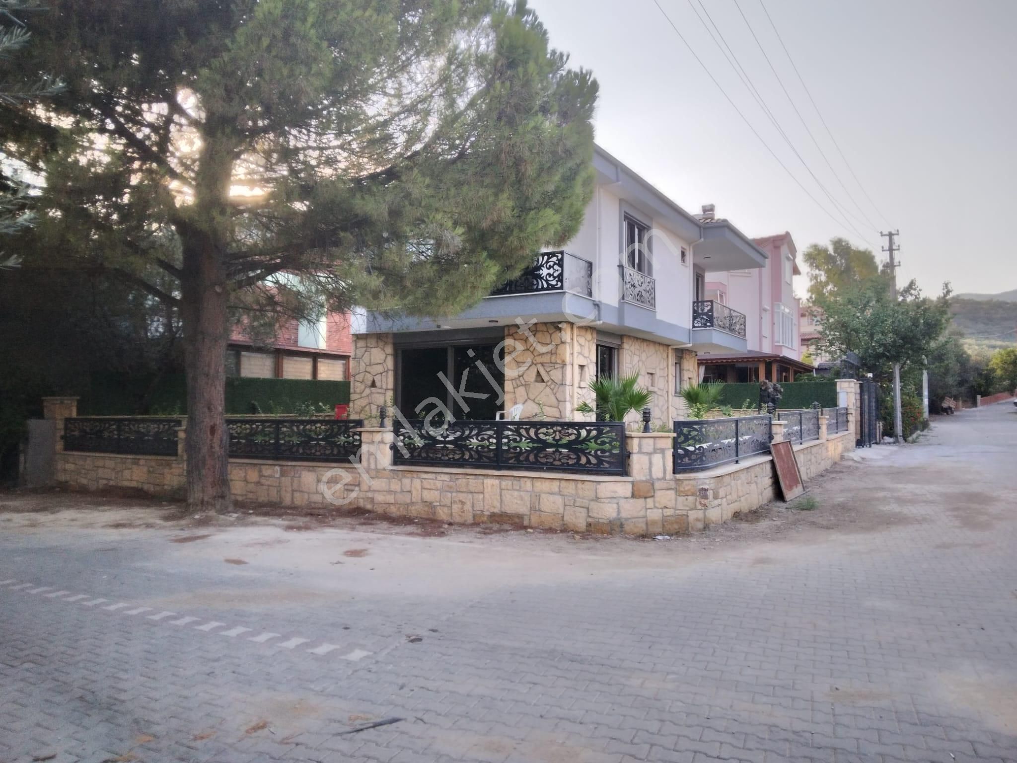 Ayvacık Küçükkuyu Bld. (Sahil) Satılık Villa KÜÇÜKUYU SAHİL MAH. MÜSTAKİL EV  293 m2 KÖŞE PARSEL YENİ AKILLI BİNA EŞSİZ