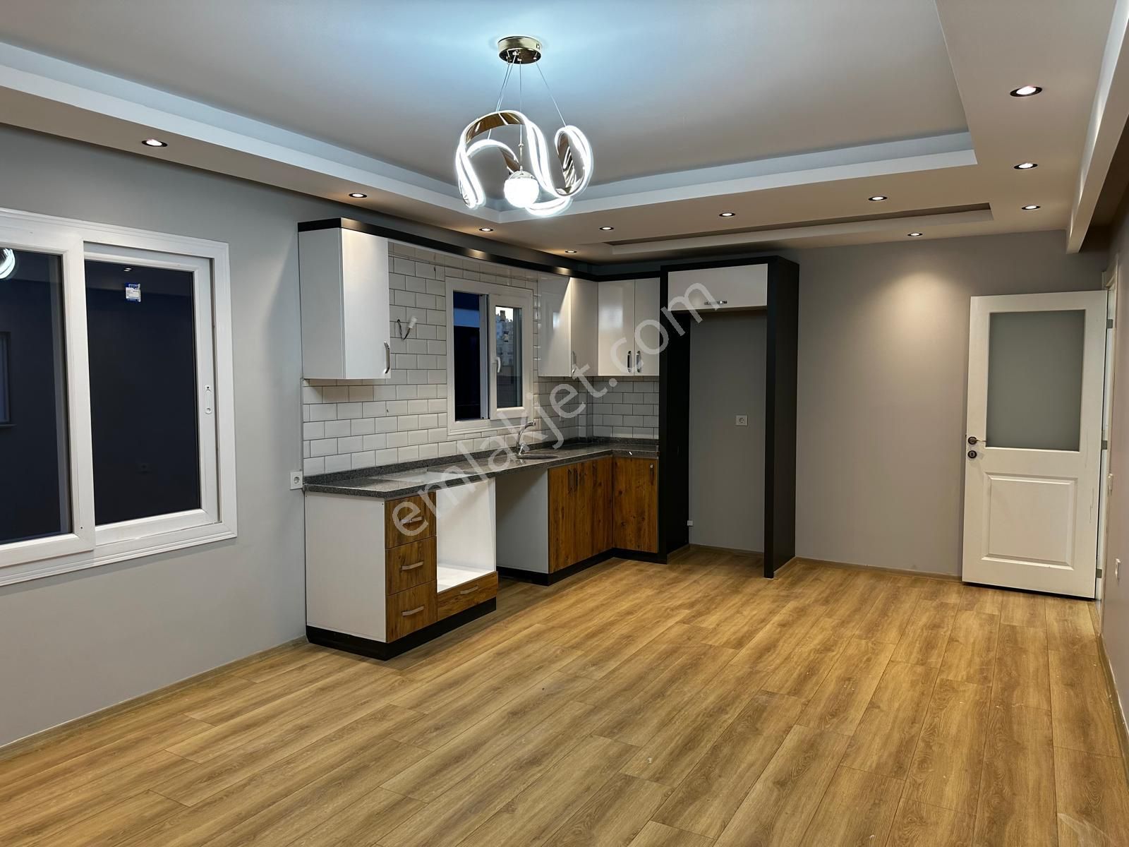 Erdemli Sahilde Denize Sıfır 2+1 Daire
