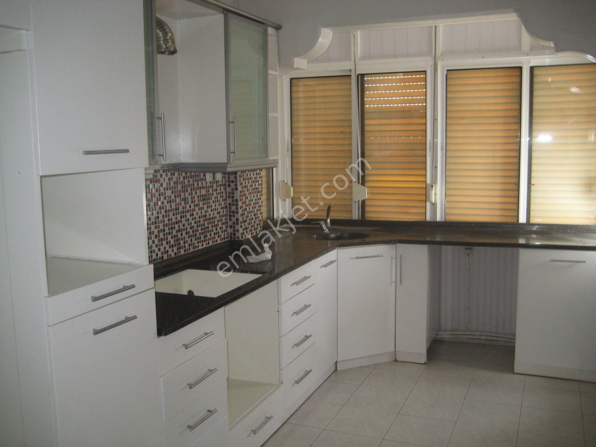 Menemen Mermerli'de 3 Cepheli Ara Kat Ferah Kiralık 3+1 Daire...