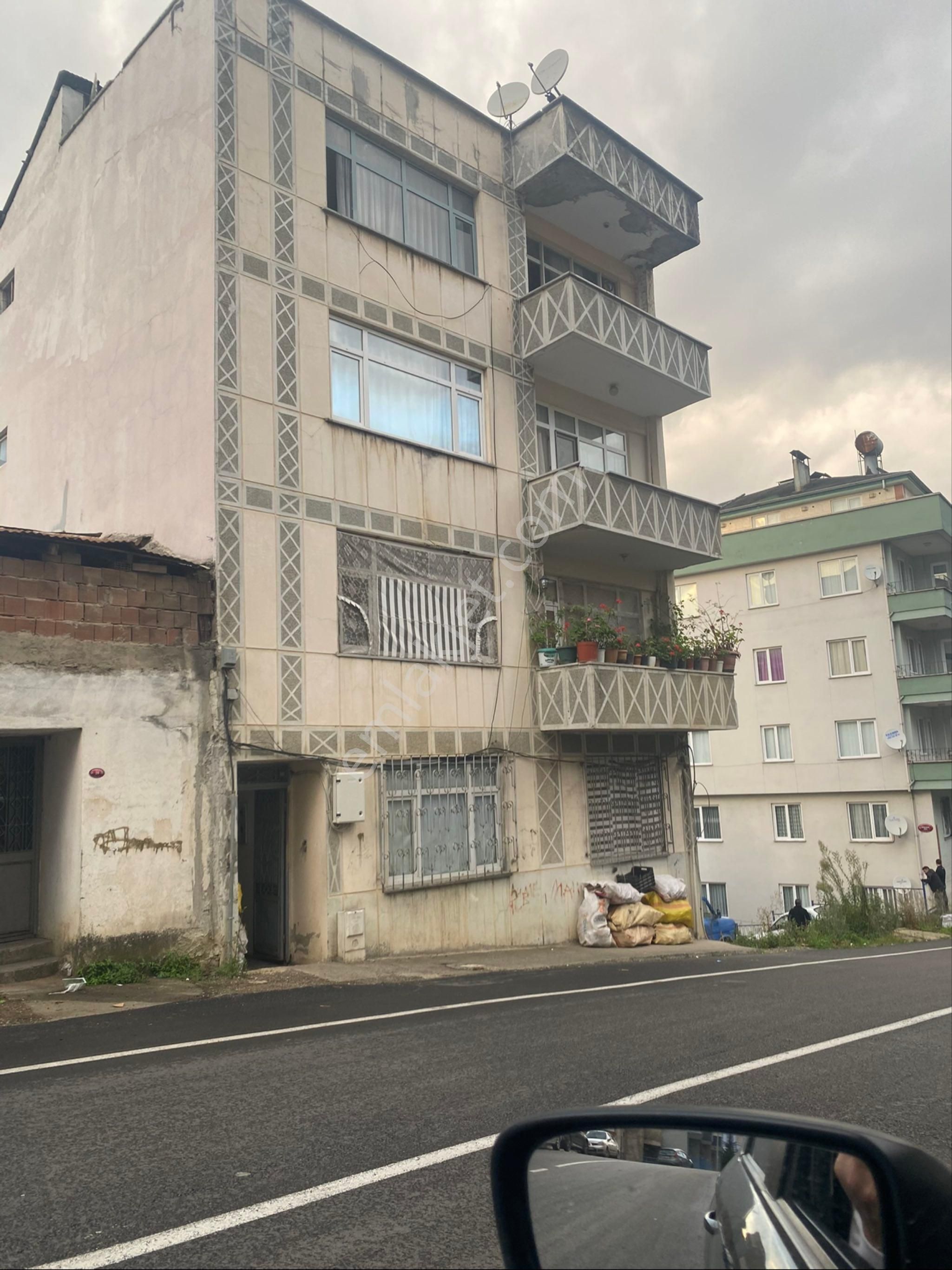 Trabzon 2 Nolu Bostancida 4+1 Eşyasiz Sobali Kiralik Daire Agustosun 20 Boşanacaktir Daire