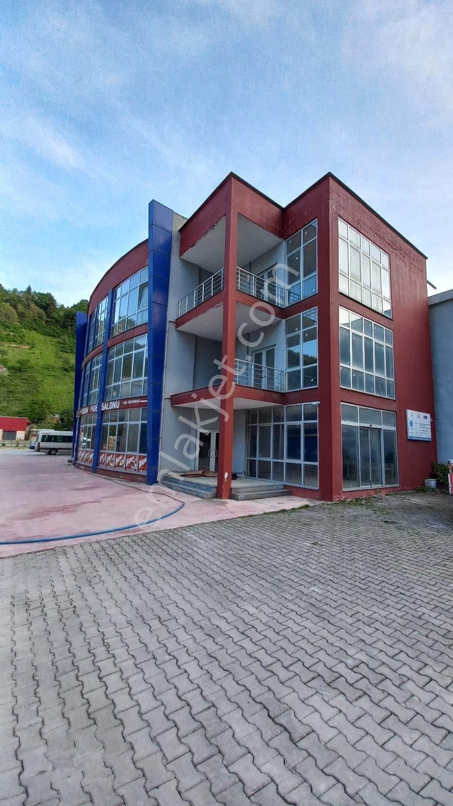 Maçka Esiroğlu Kiralık Bina TRABZON HEKİMOĞLU İŞ MERKEZİNDE KİRALIK BİNA