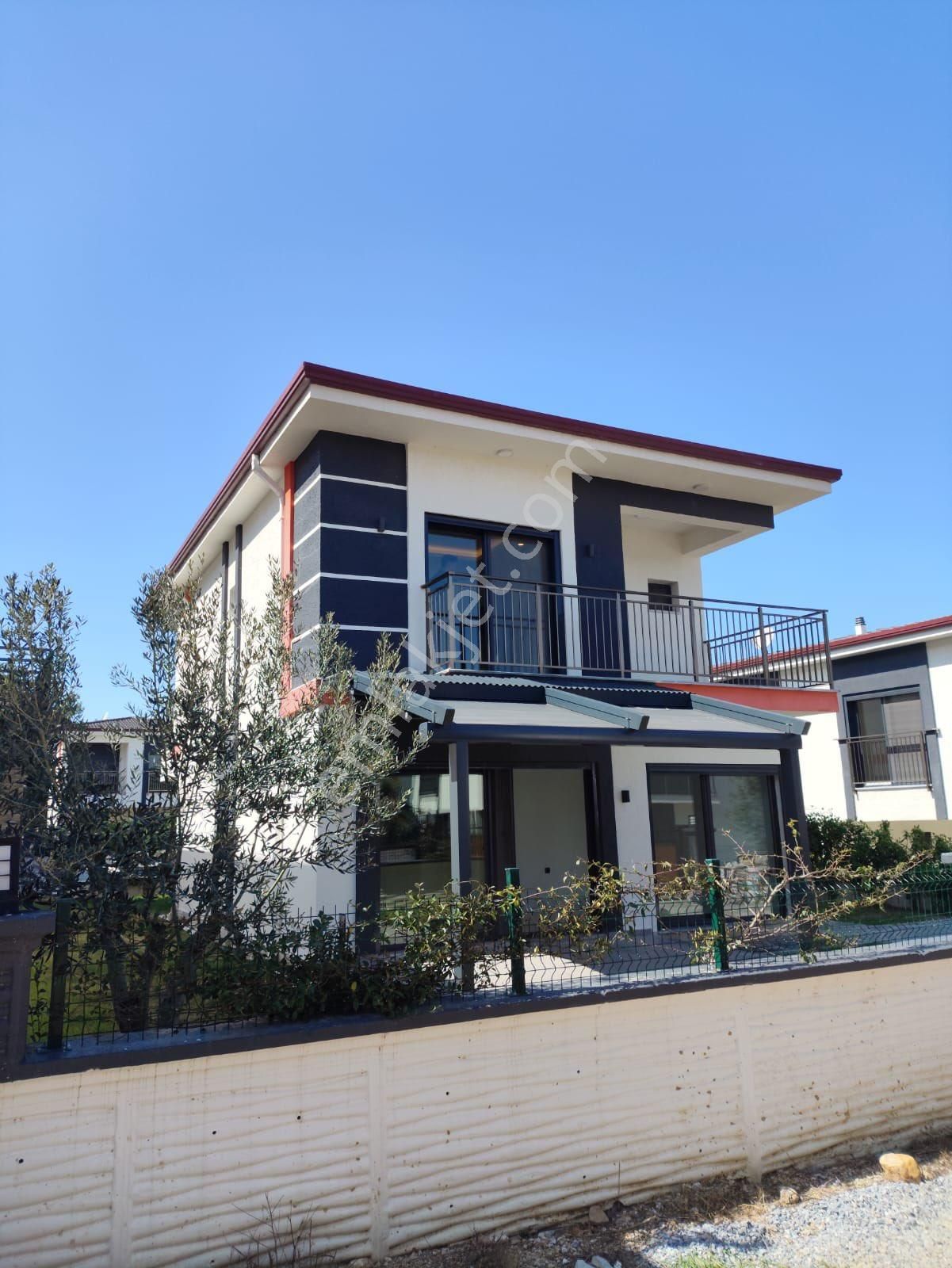 Kuşadası Davutlar Satılık Villa  VIEWS EMLAKTA DAVUTLARDA HAVUZLU SİTE İÇİNDE VİLLA