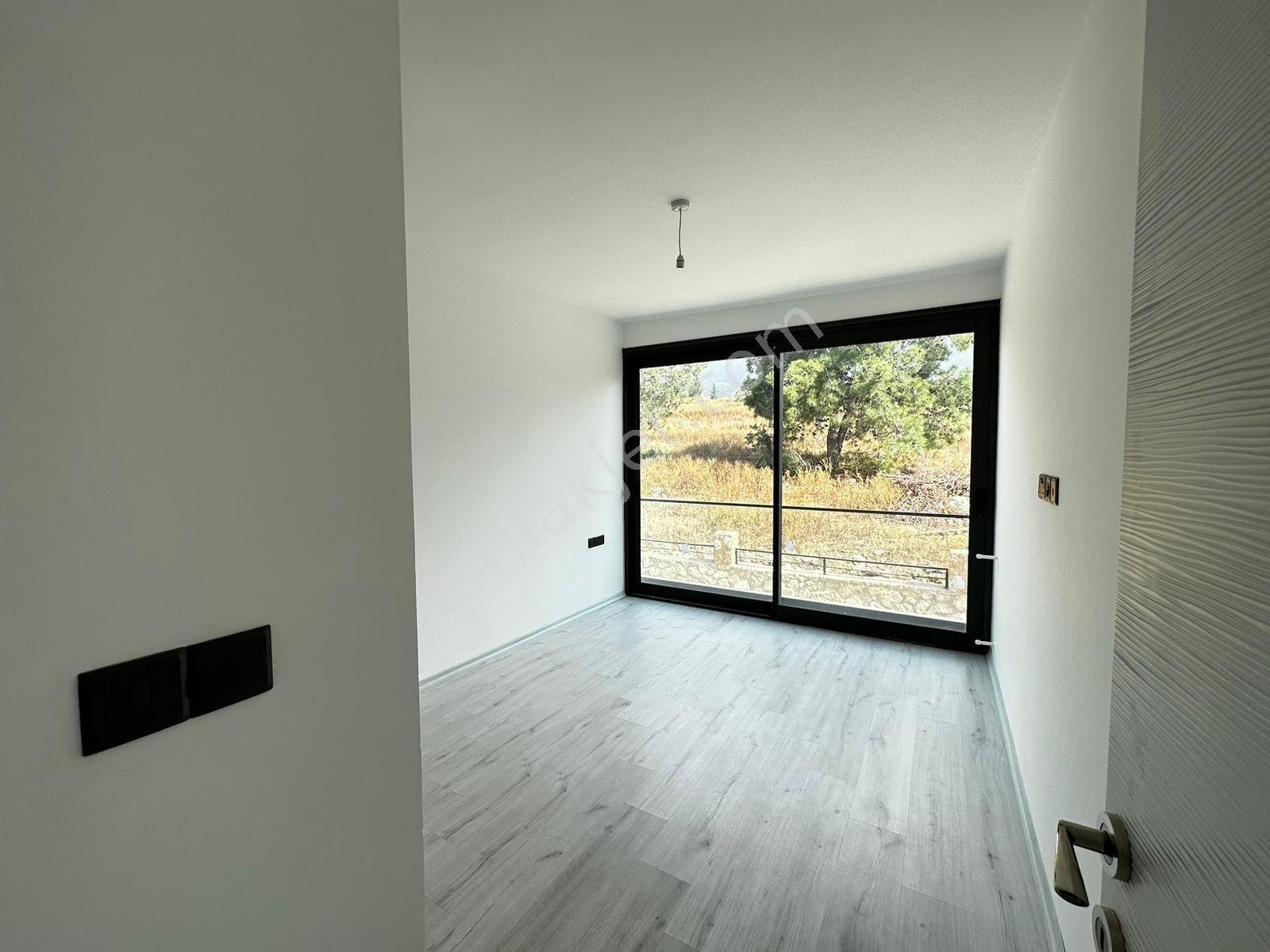 Kıbrıs Girne Çatalköy'de Yeni Tamamlanmış Site İçerisinde 4+1 Villa, Harika Konumda - Görsel 17
