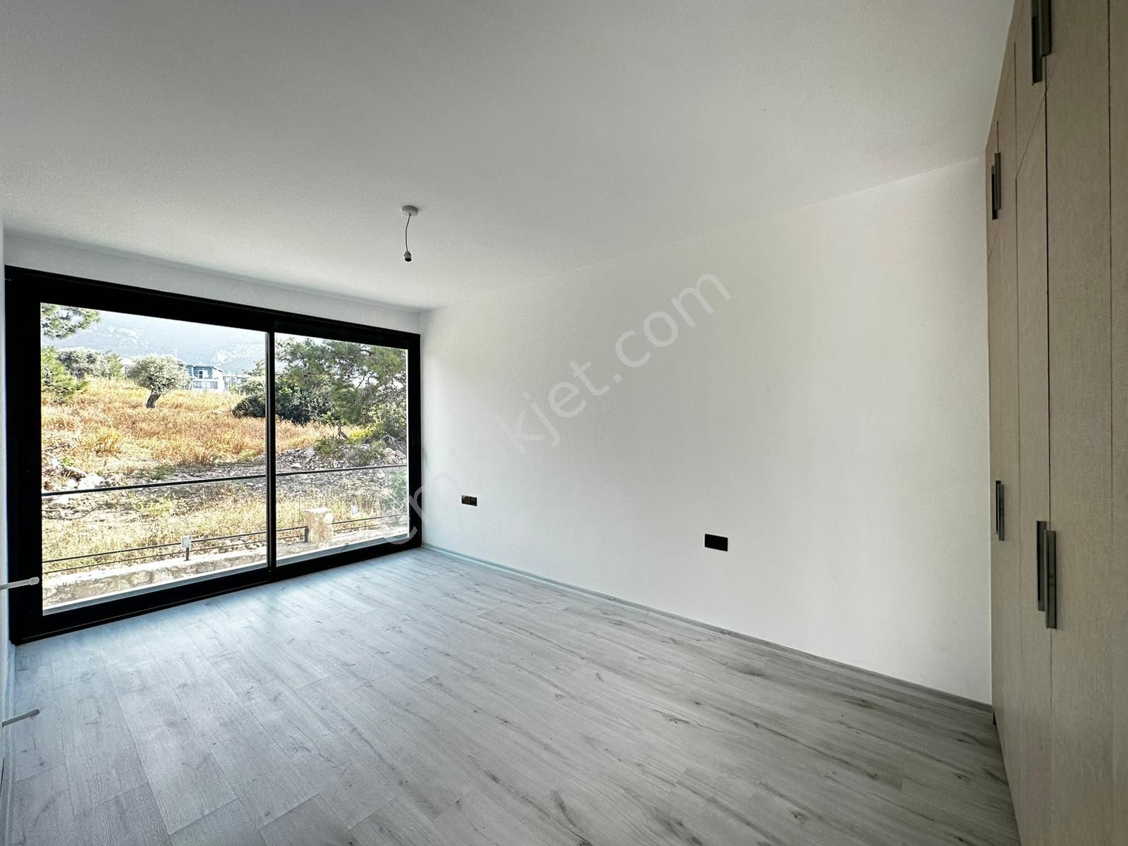 Kıbrıs Girne Çatalköy'de Yeni Tamamlanmış Site İçerisinde 4+1 Villa, Harika Konumda - Görsel 16