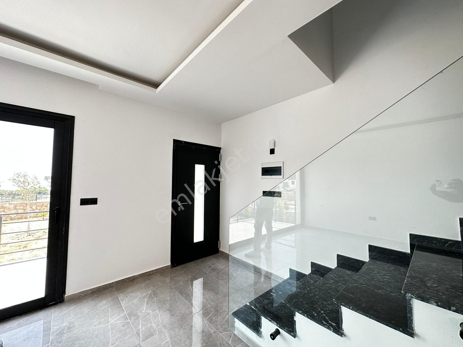 Kıbrıs Girne Çatalköy'de Yeni Tamamlanmış Site İçerisinde 4+1 Villa, Harika Konumda - Görsel 7