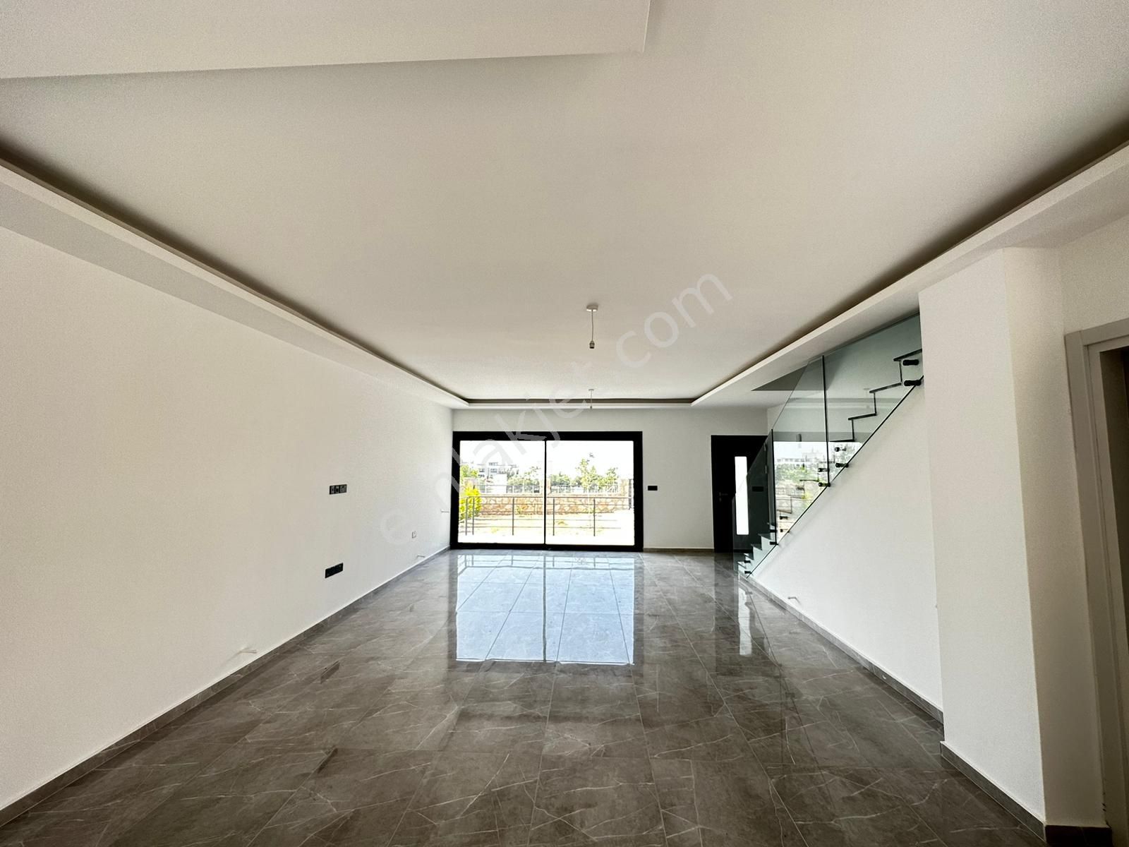 Kıbrıs Girne Çatalköy'de Yeni Tamamlanmış Site İçerisinde 4+1 Villa, Harika Konumda - Görsel 6