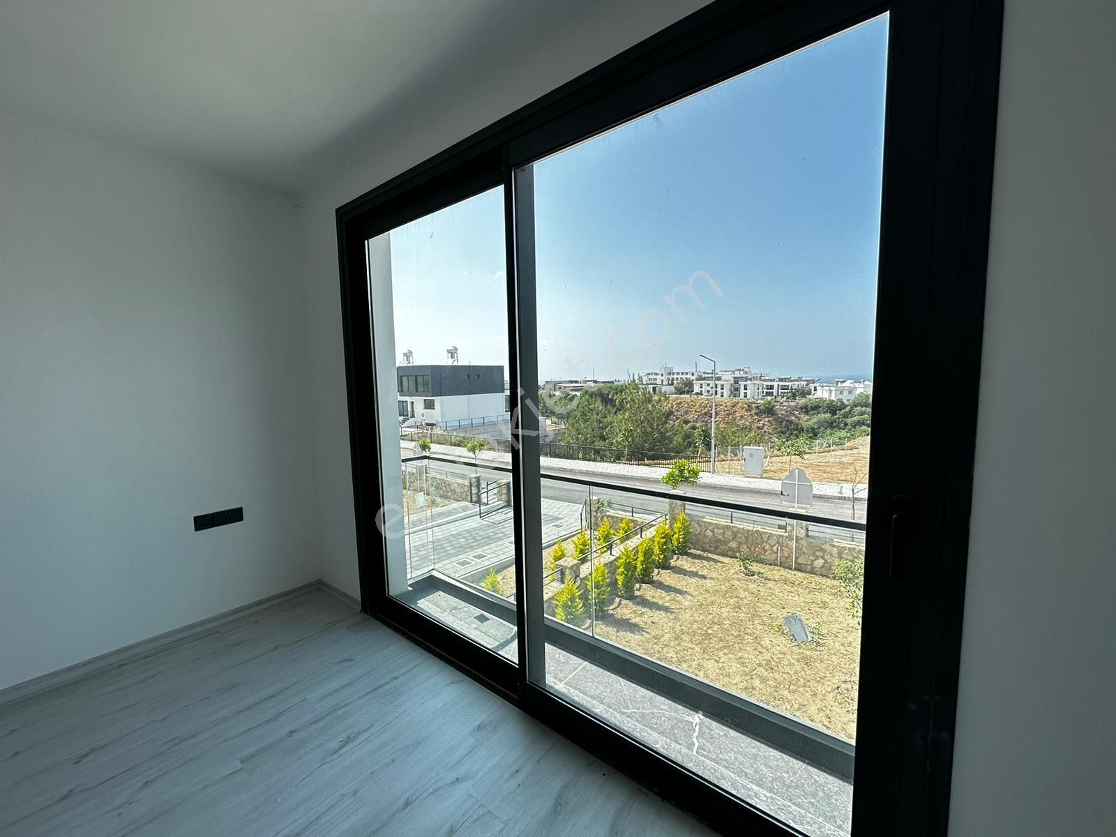Kıbrıs Girne Çatalköy'de Yeni Tamamlanmış Site İçerisinde 4+1 Villa, Harika Konumda - Görsel 20