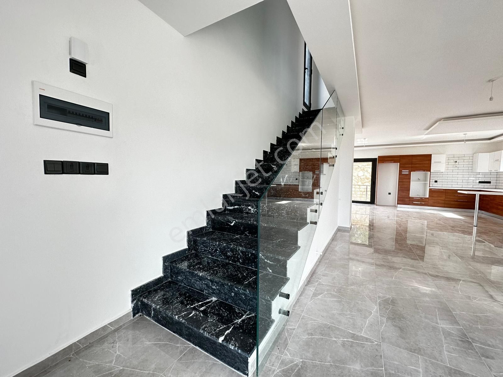 Kıbrıs Girne Çatalköy'de Yeni Tamamlanmış Site İçerisinde 4+1 Villa, Harika Konumda - Görsel 11