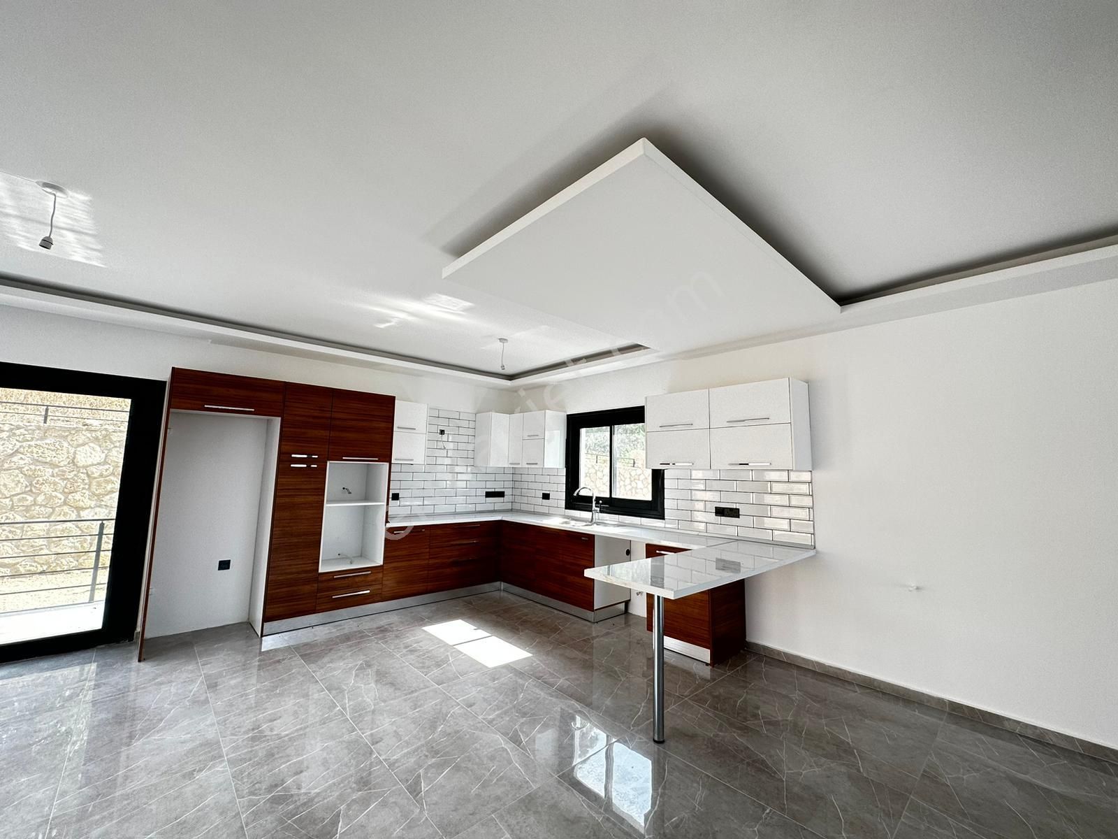 Kıbrıs Girne Çatalköy'de Yeni Tamamlanmış Site İçerisinde 4+1 Villa, Harika Konumda - Görsel 8
