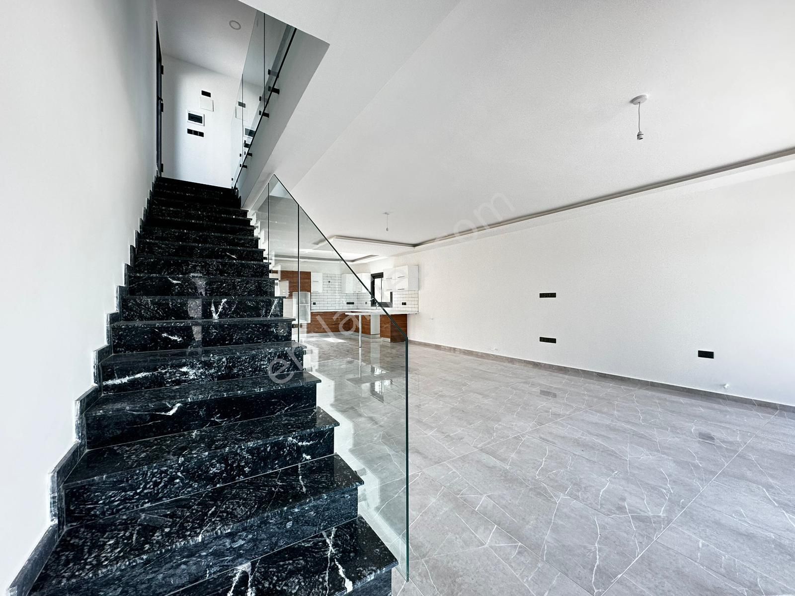 Kıbrıs Girne Çatalköy'de Yeni Tamamlanmış Site İçerisinde 4+1 Villa, Harika Konumda - Görsel 10