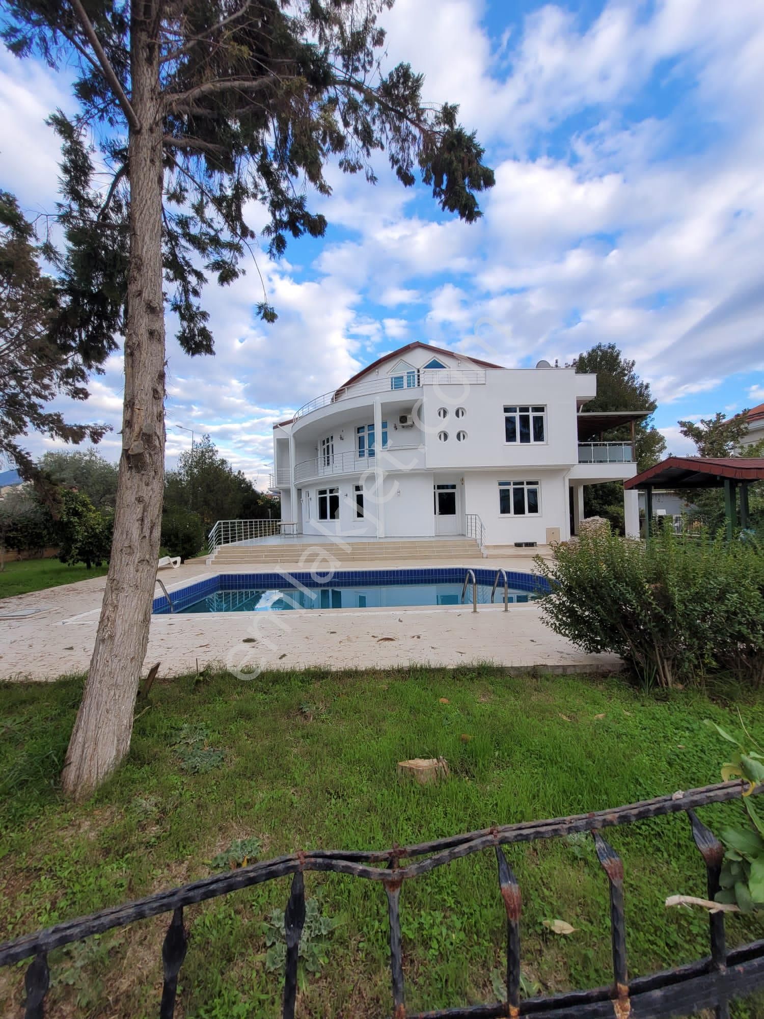 Fethiye Foça Satılık Villa Arsa Fiyatına Kaçırılmayacak Fırsat 970 M2 Köşe Arsa İçinde 8+1 Satılık Villa