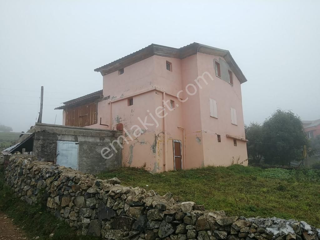 Köprübaşı Arpalı Satılık Villa  Kamerden Trabzon Sürmene Taşlıyayla'da Satılık Tripleks Villa