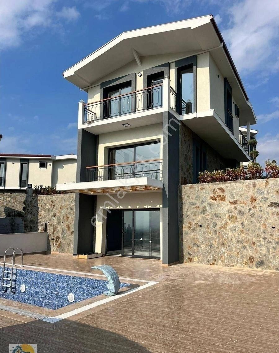 Kuşadası Soğucak Satılık Villa Kuşadası Davutlar'da Deniz Manzaralı 3+2 Deniz Manzaralı Villa