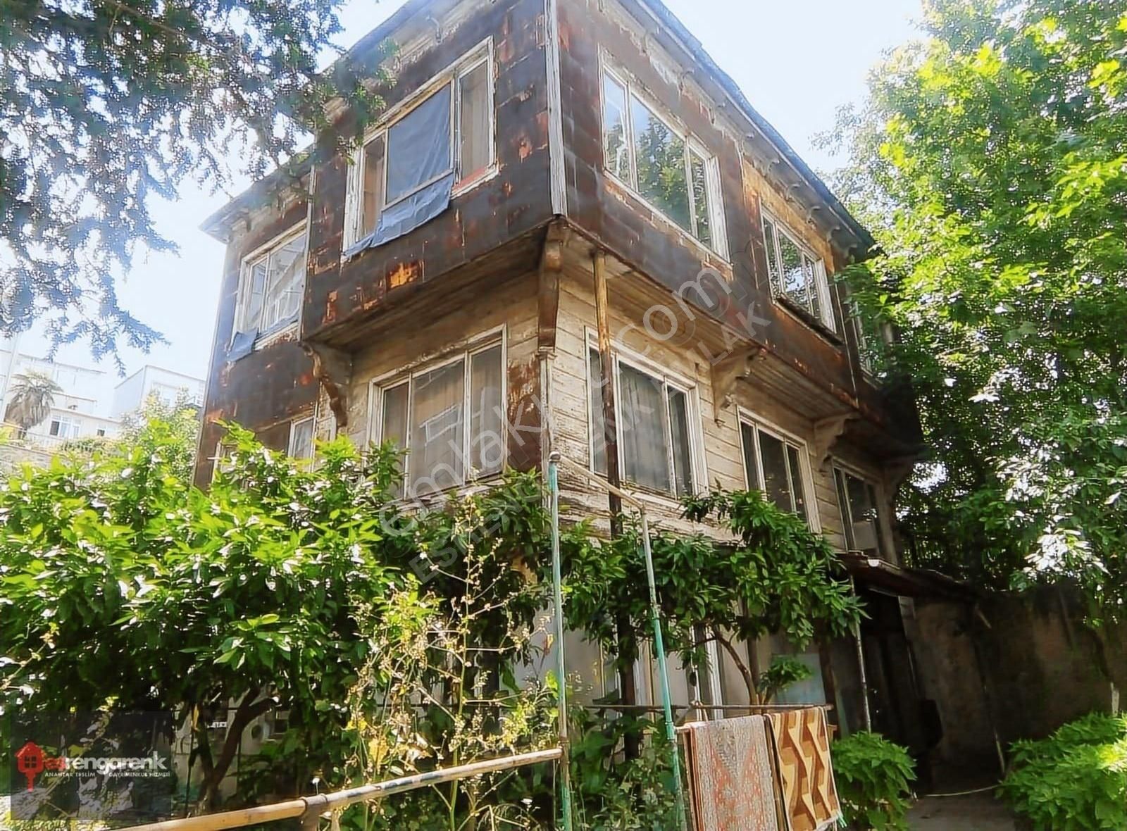 Beyoğlu Küçük Piyale Kiralık Bina 2421 Rengarenk'ten Kasımpaşa'da 3 Katlı Bahçeli Kiralık Bina