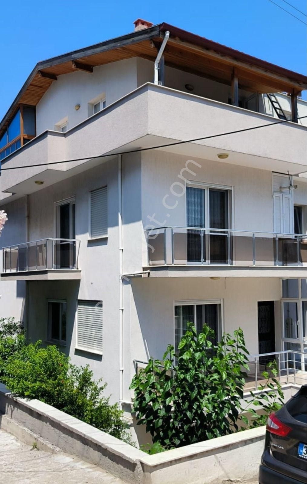 Urla M. Fevzi Çakmak Satılık Villa  Zeytinalanı Merkezde Satılık Triplex Villa