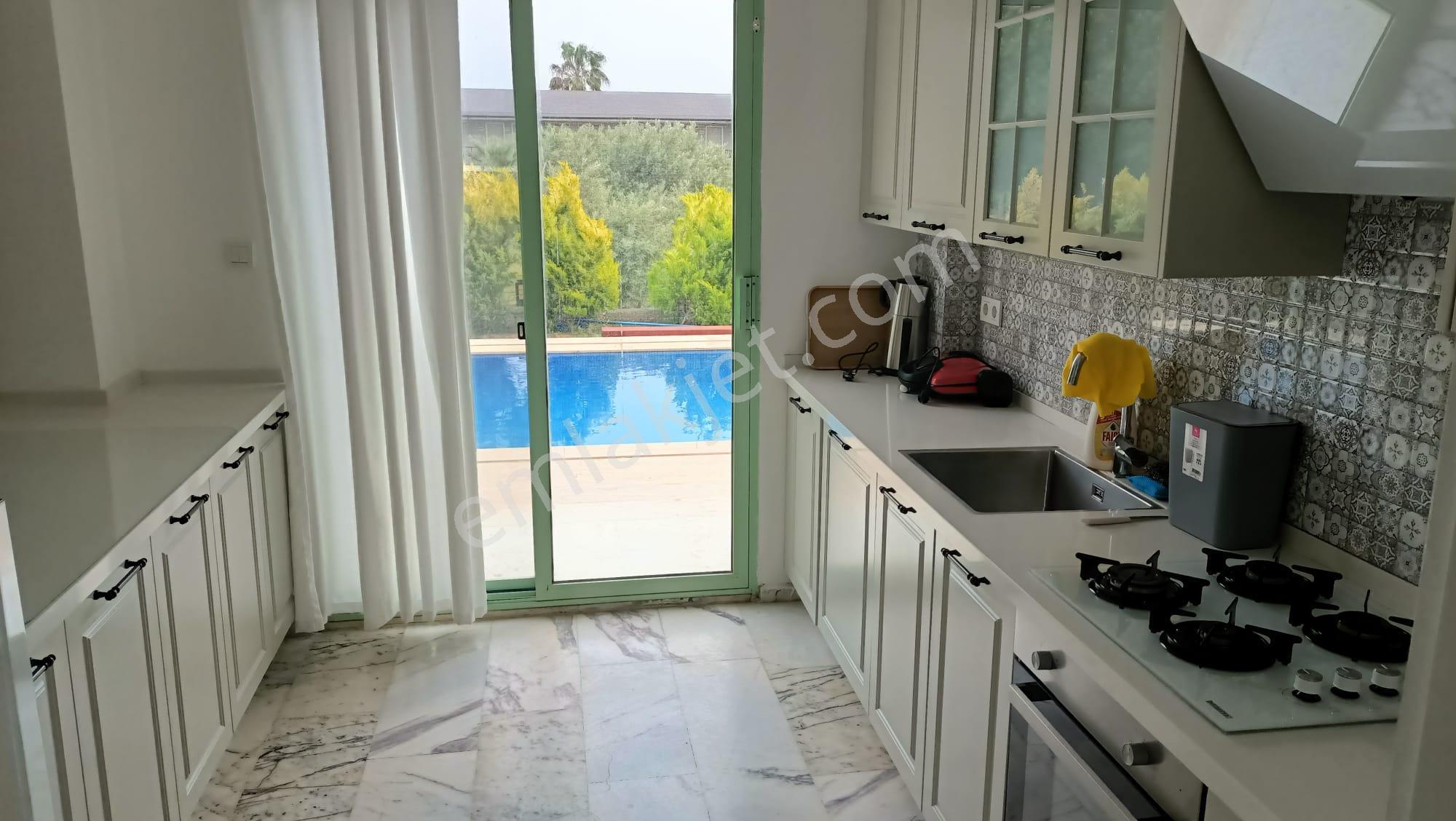 Çeşme Mamurbaba Mevkiinde Sezonluk Kiralık Mobilyalı Villa - Görsel 15