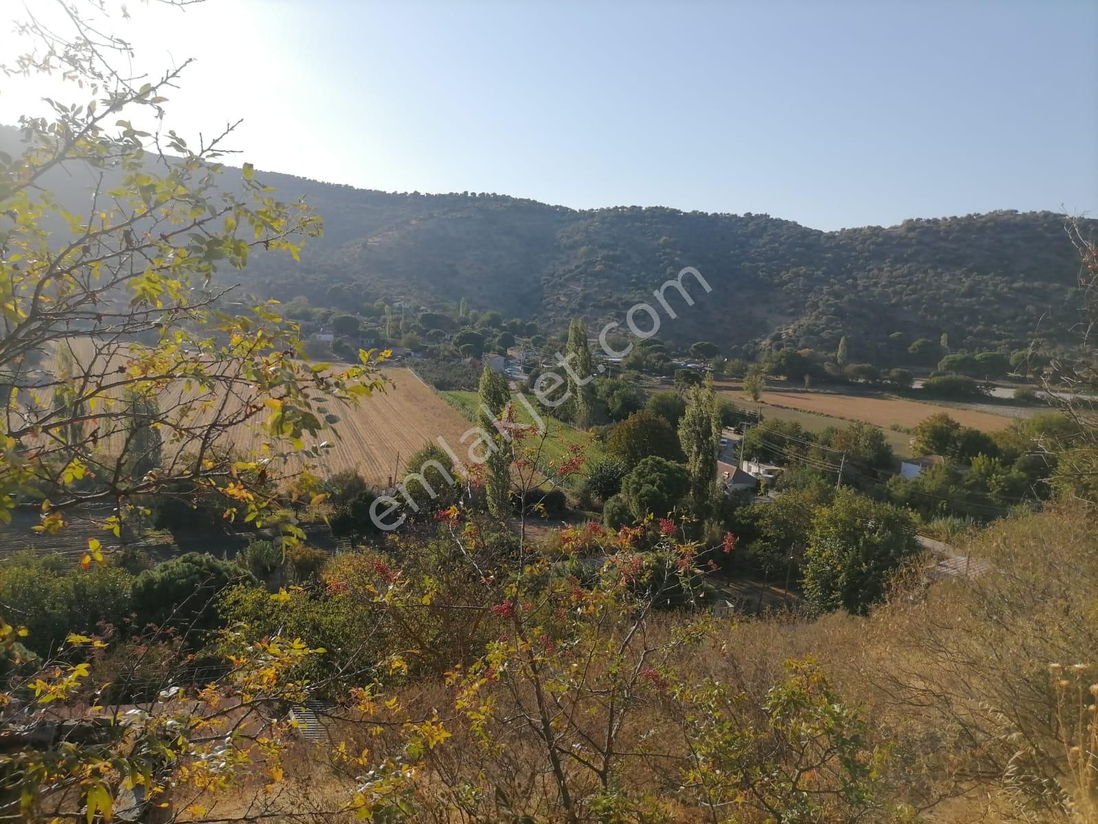 Arsa Ve İçinde Yıkık Köy Evi Satılık