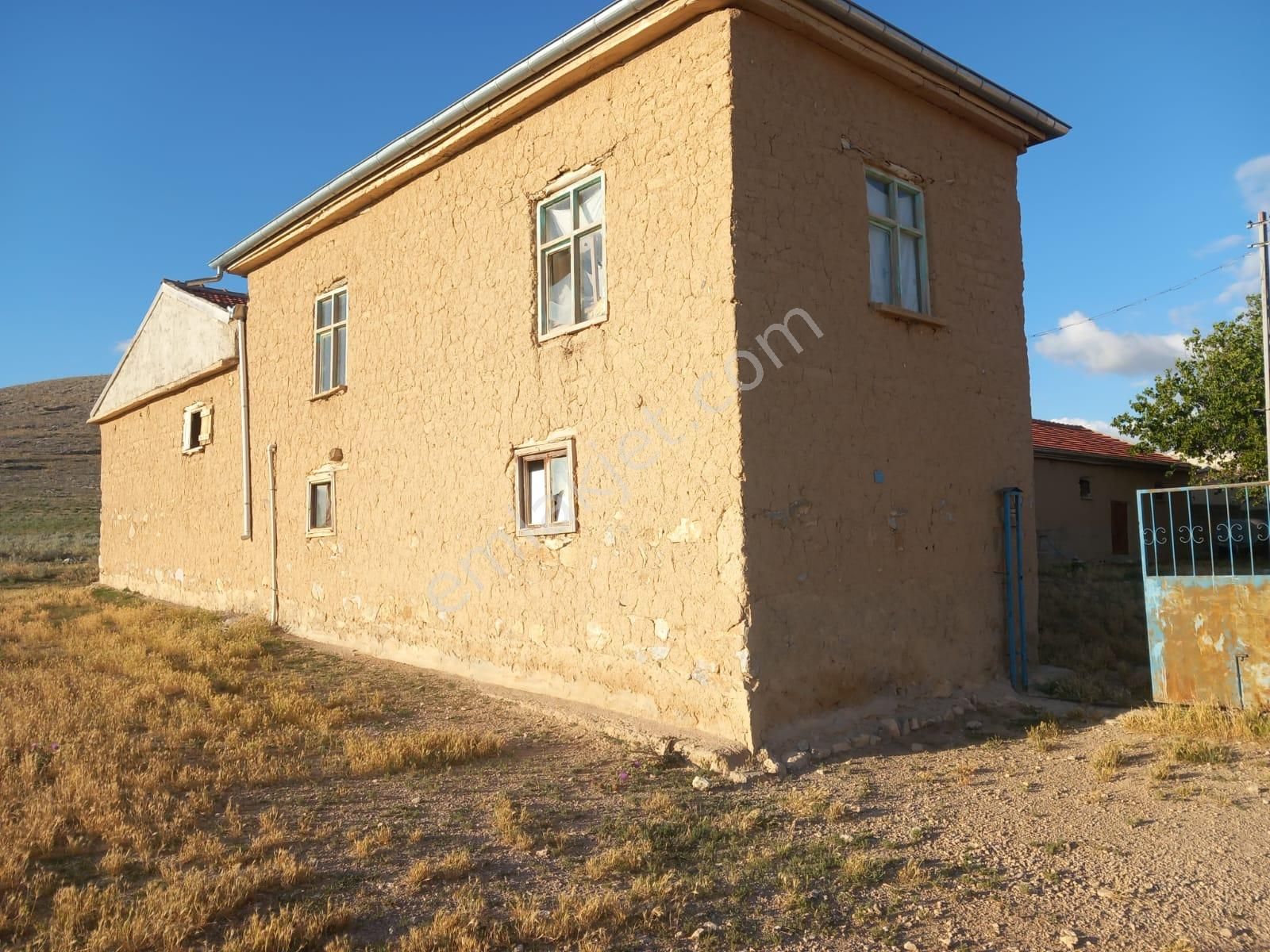Ayrancı Hüyükburun Köyü Satılık Müstakil Ev  Hüyükburun Köyünde 400 Küçükbaş Ahırlı Satılık Çiftlik