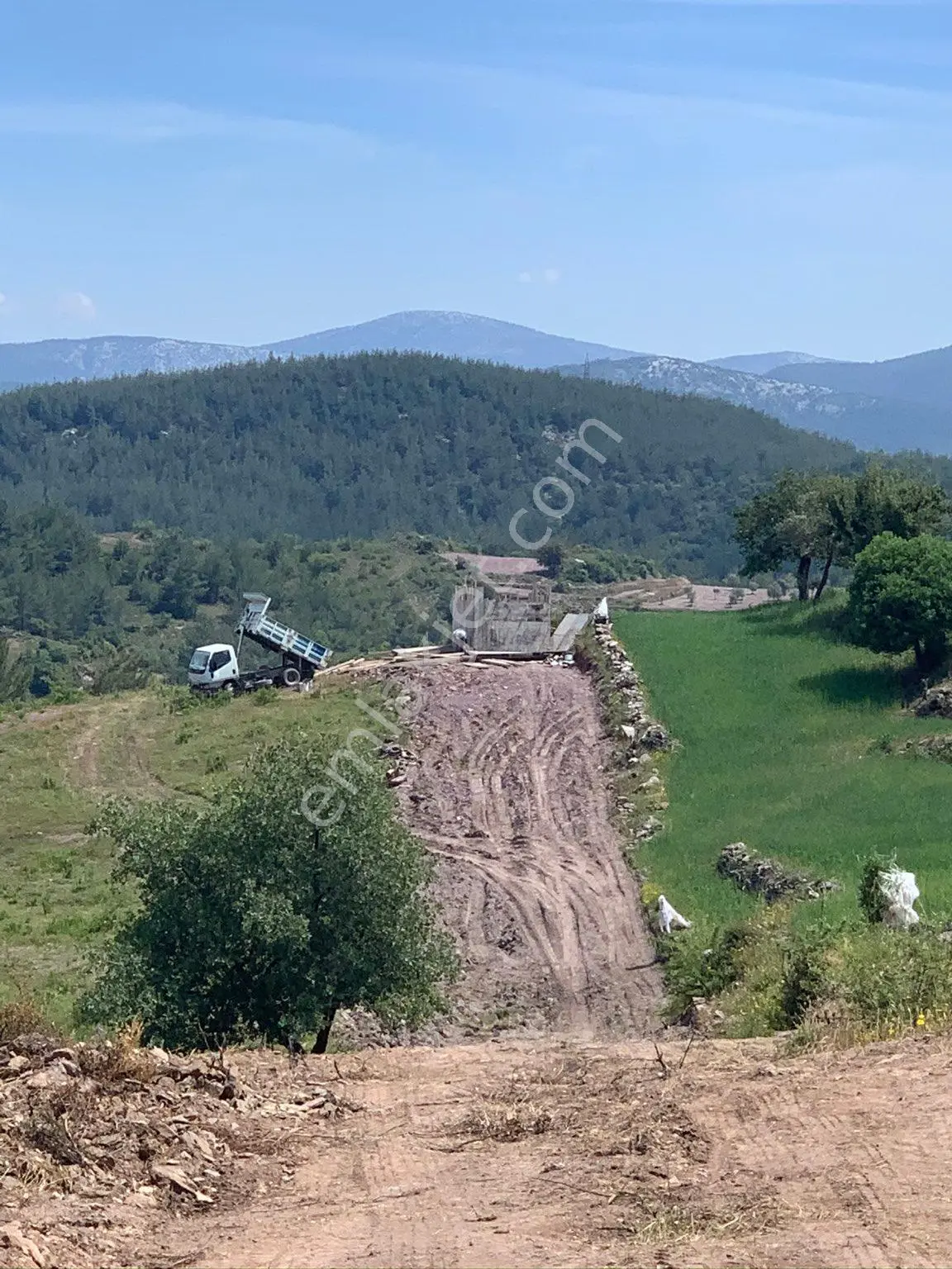 2100m2 Yola Sıfır Elektrik Su Hemen Yanında Etrafı Çit Telle Kapalı İçinde 30 Ton Su Deposu Mevcut
