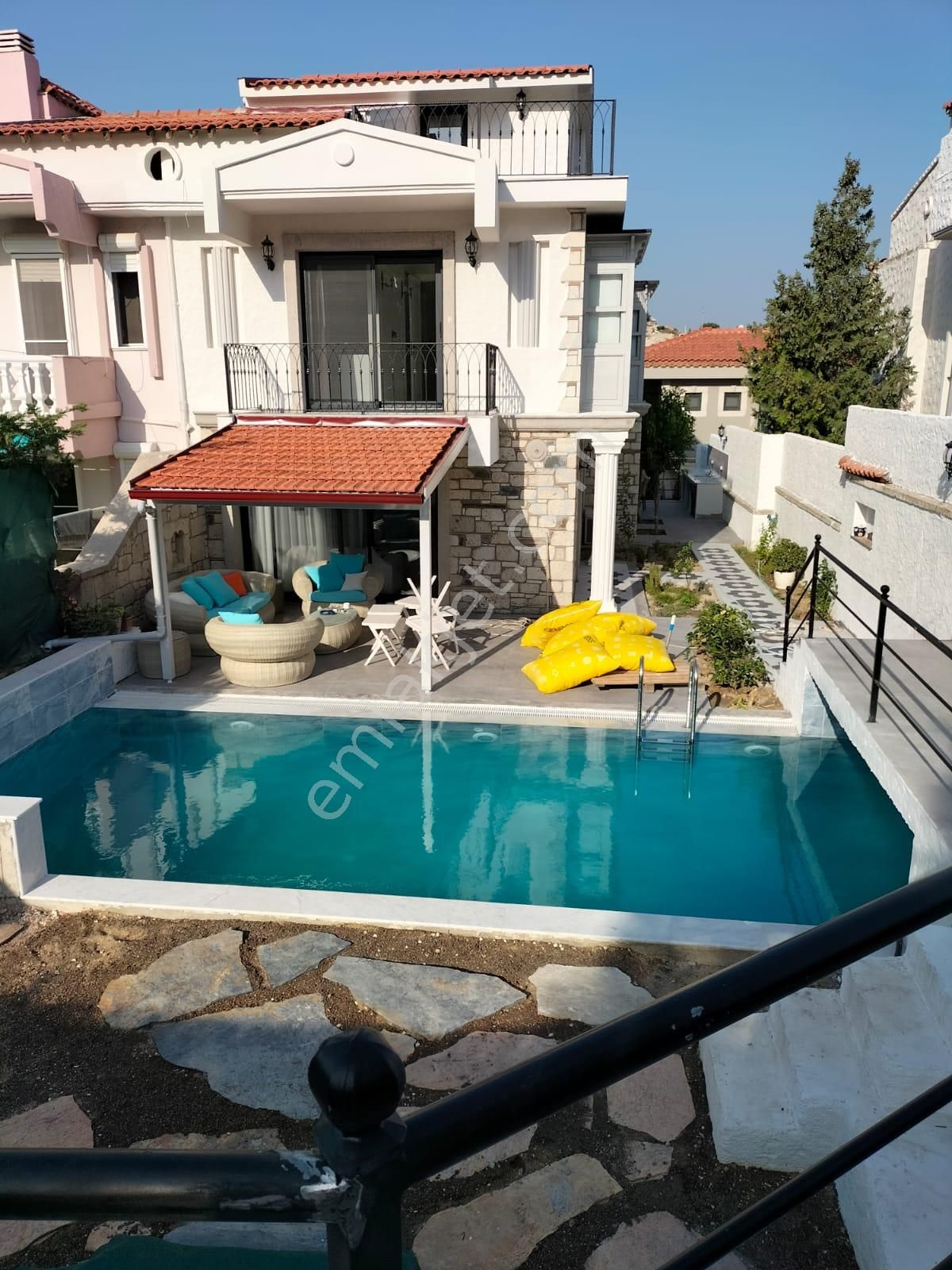 Çeşme Alaçatı Kiralık Villa  ALAÇATI MERKEZDE KIŞ SEZONU İÇİN KİRALIK MÜSTAKİL HAVUZLU TAŞ EV