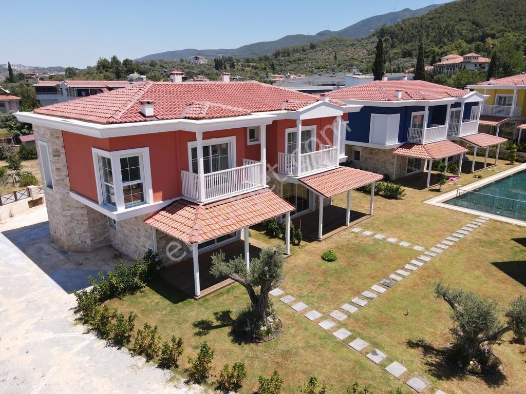 Kuşadası Davutlar Termal Bölgede Manzaralı-havuzlu Fırsat Villa