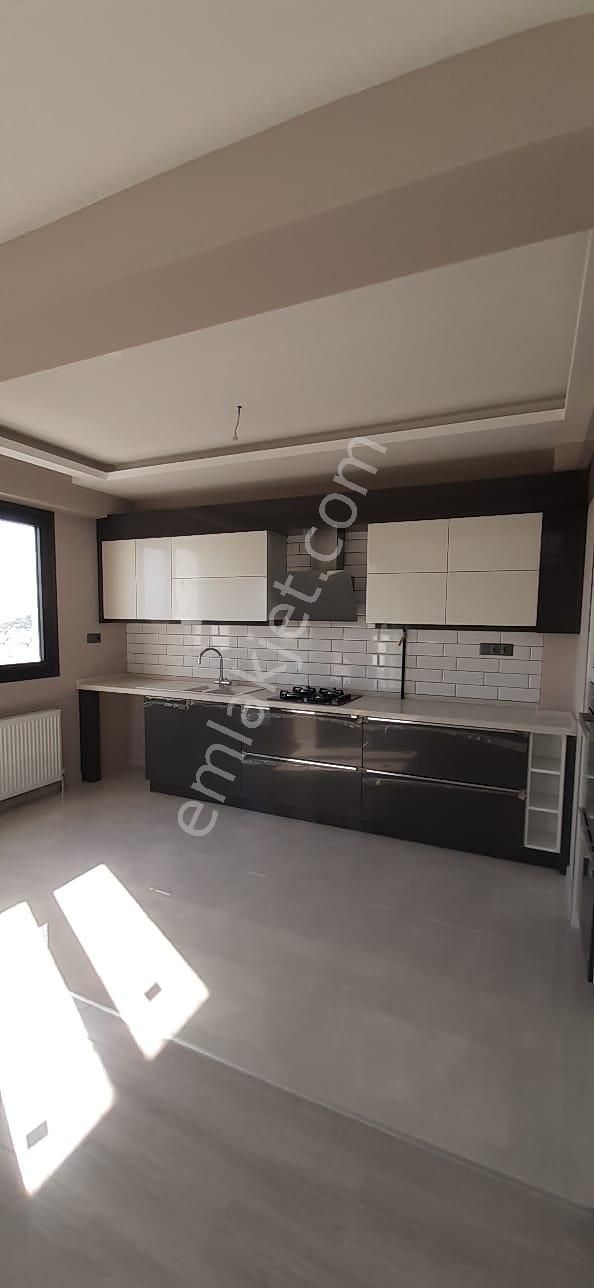 Kuşadası Kadınlar Denizi Satılık Daire  AYDIN KUŞADASI KADINLAR DENİZİ  MAHALESİNDE   SATILIK SİTE İÇERİSİNDE HAVUZLU  ARA KAT  3+1 DAİRE