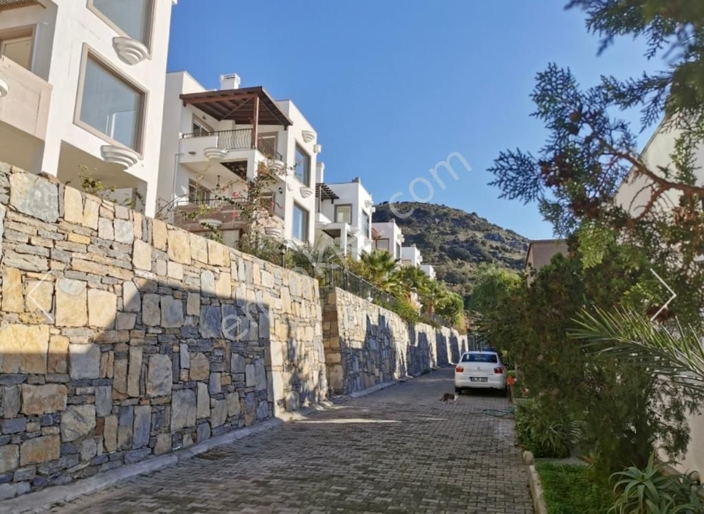 Bodrum Gümüşlük Sosyal Tesisli Sitede Bakımlı Düz Ayak Bahçekatı - Görsel 11