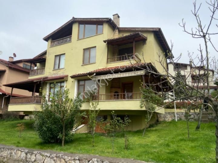 Sapanca Ünlüce Satılık Villa Sapanca Göl Manzaralı Site İçi Olımpık Havuzlu Mesıre Alanlı Trıblex