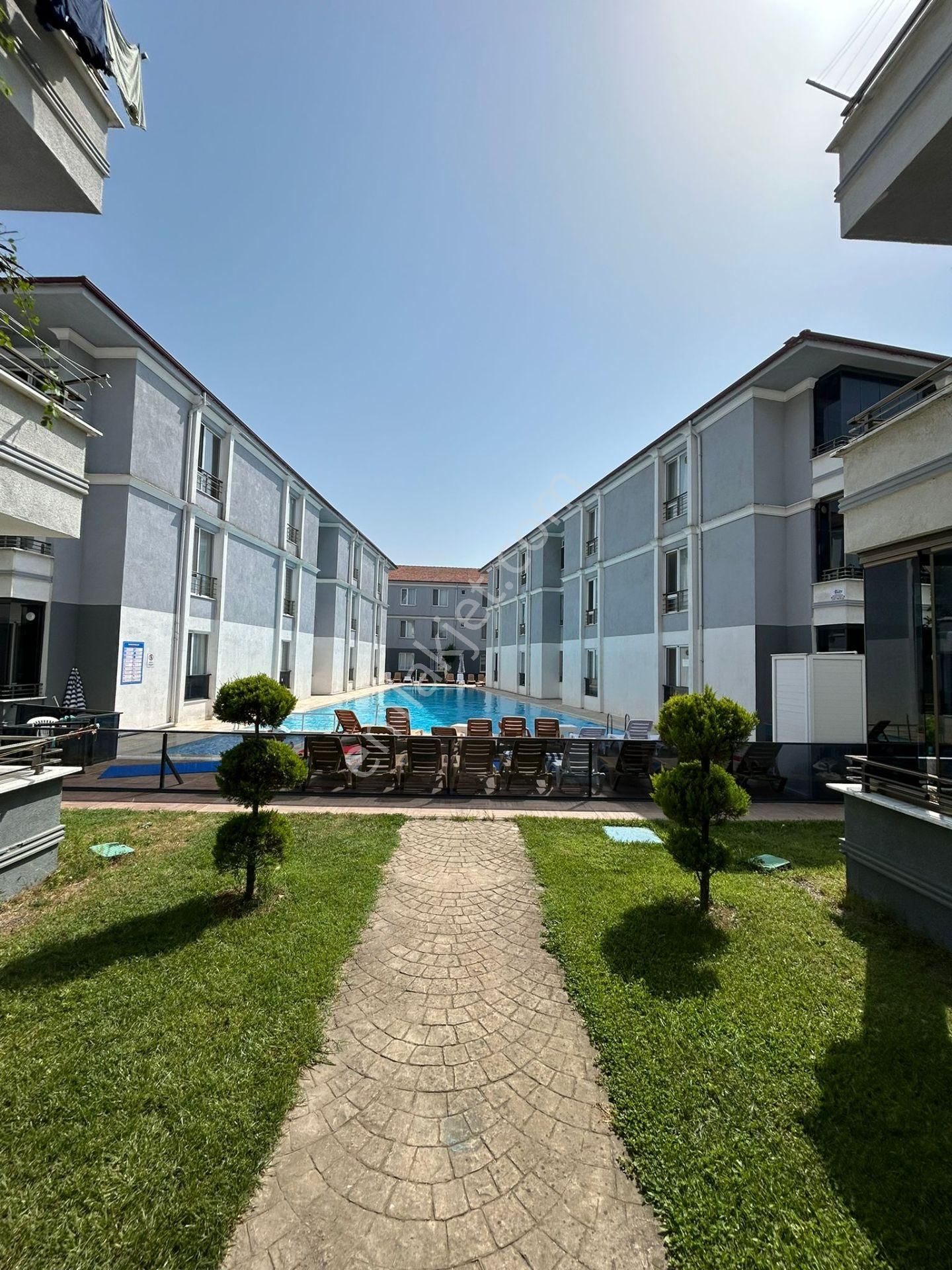 Yeni̇mahallede havuzlu si̇te i̇çeri̇si̇nde satilik sifir 2+1 dai̇re