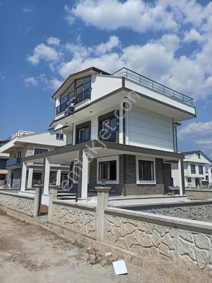 Dikili Salihler Satılık Villa DİKİLİ ÜMMETOĞLU'NDAN 4+1 ULTRA LÜKS MÜSTAKİL VİLLA BAHÇELİ TEK'NİZAM 