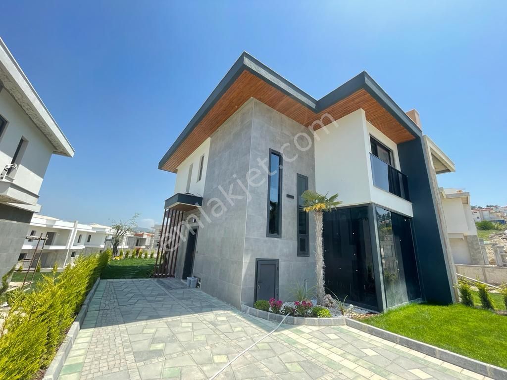 Kuşadası Karaova Satılık Villa Kuşadası Merkezde Özel Otoparklı, Geniş Bahçeli Ultra Lüks Villa