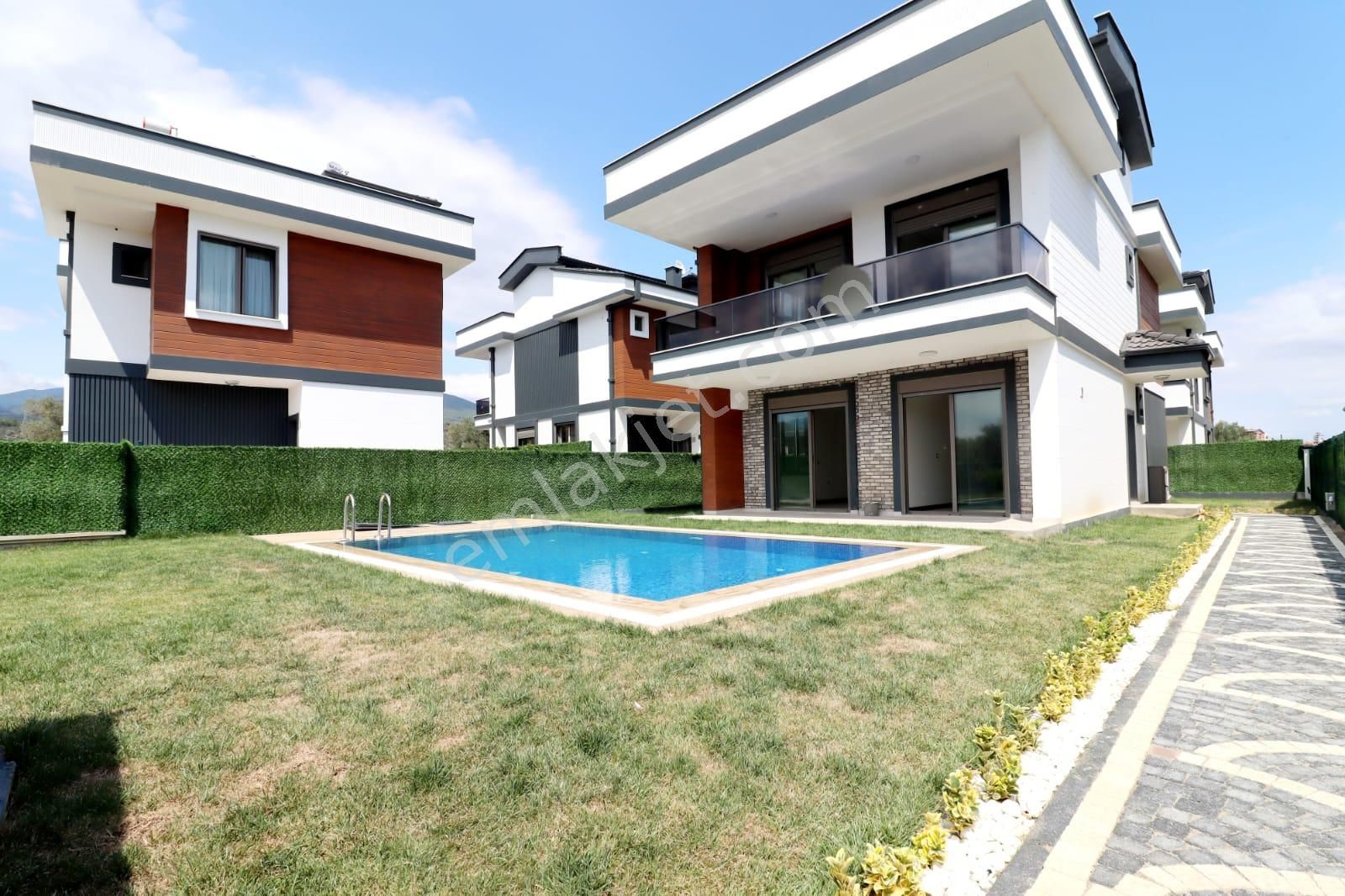 Edremit Güre Satılık Villa  TERZİOĞLU'NDAN GÜRE DE 4+1 350 M2 BAHÇELİ MÜSTAKİL HAVUZLU VİLLA