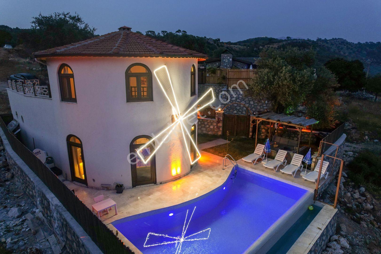 Satılık Deniz Manzaralı Yel Değirmeni Konsept Villa.