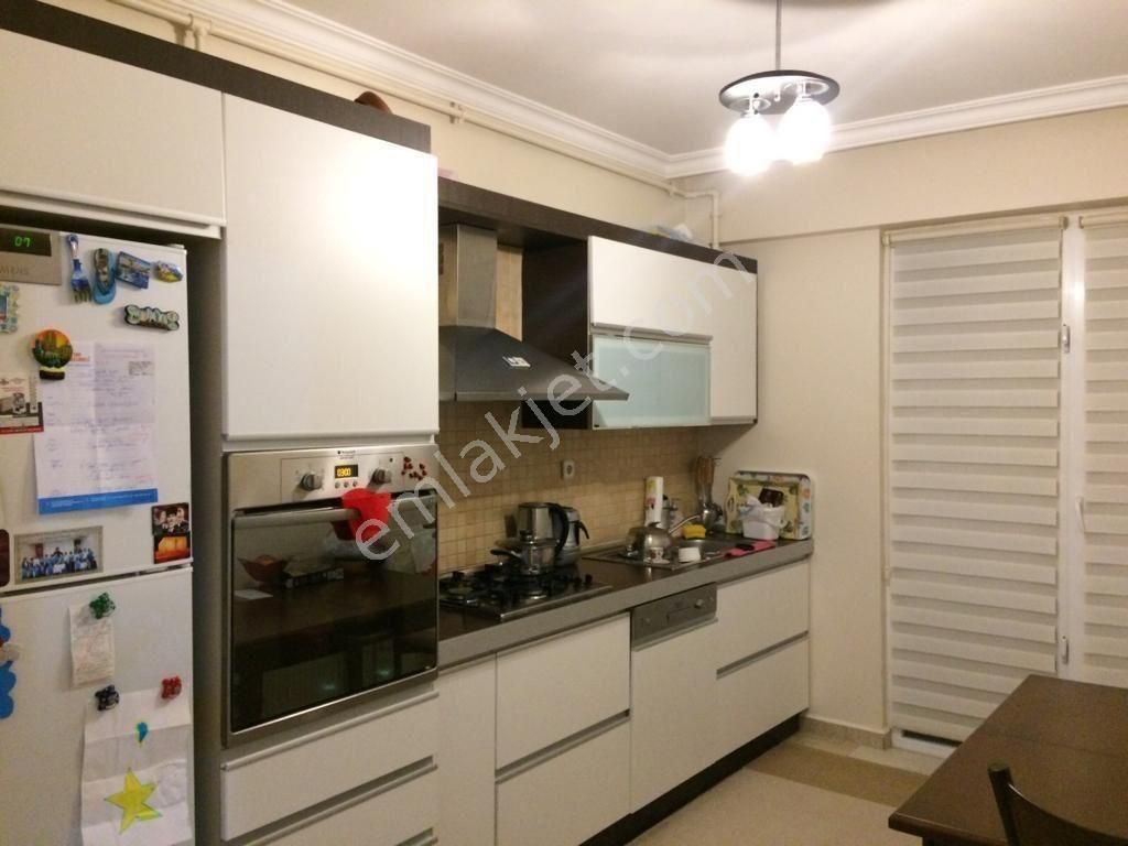 Eski Salı Pazarı Cadde Üzerinde Ara Kat 3+1 Satılık Daire