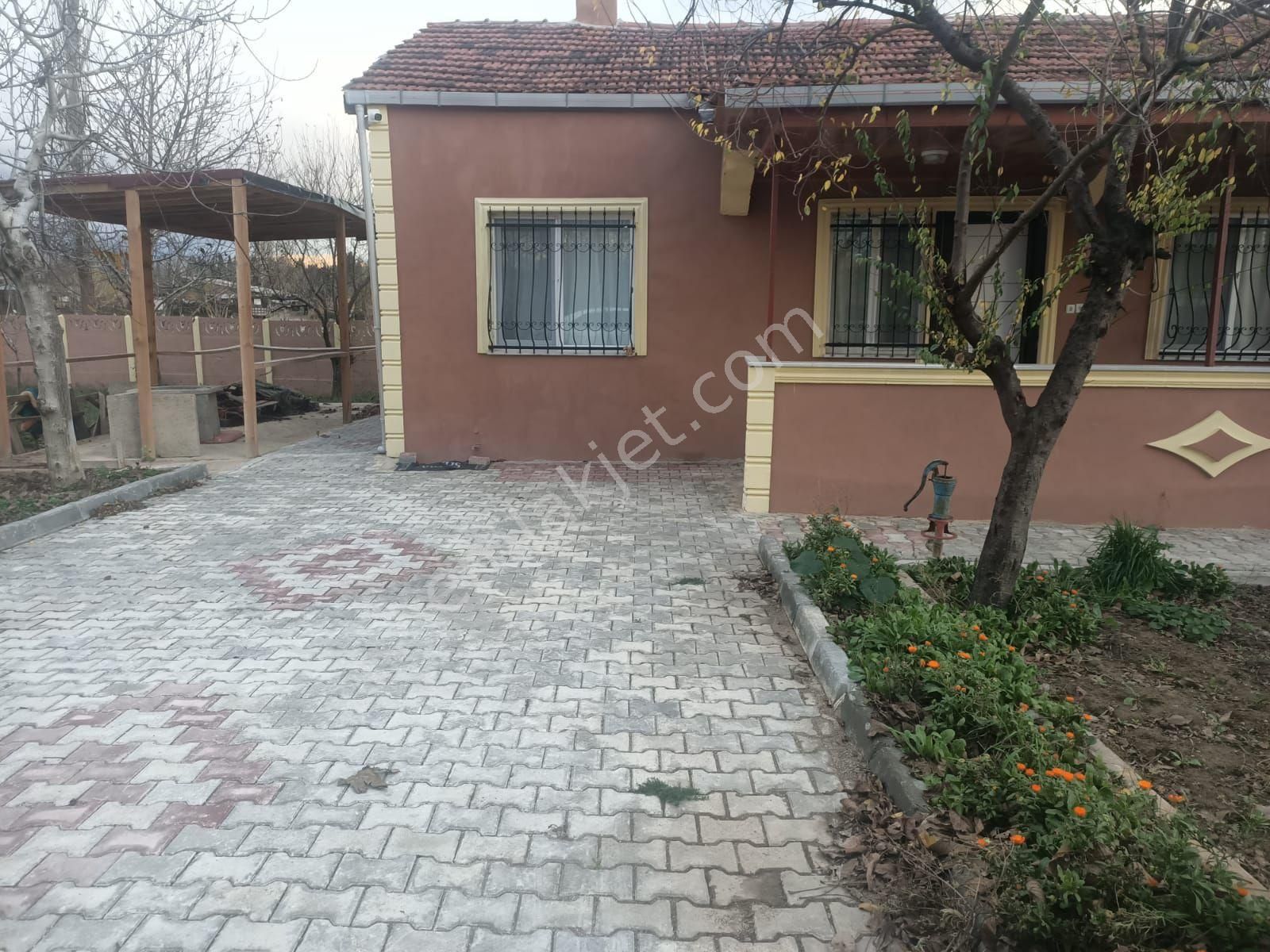 Kepsut Camiiatik Satılık Daire Balıkesir Kepsut ilcesı Camiatik mahalesinde 2+1 satılık müstakil daire