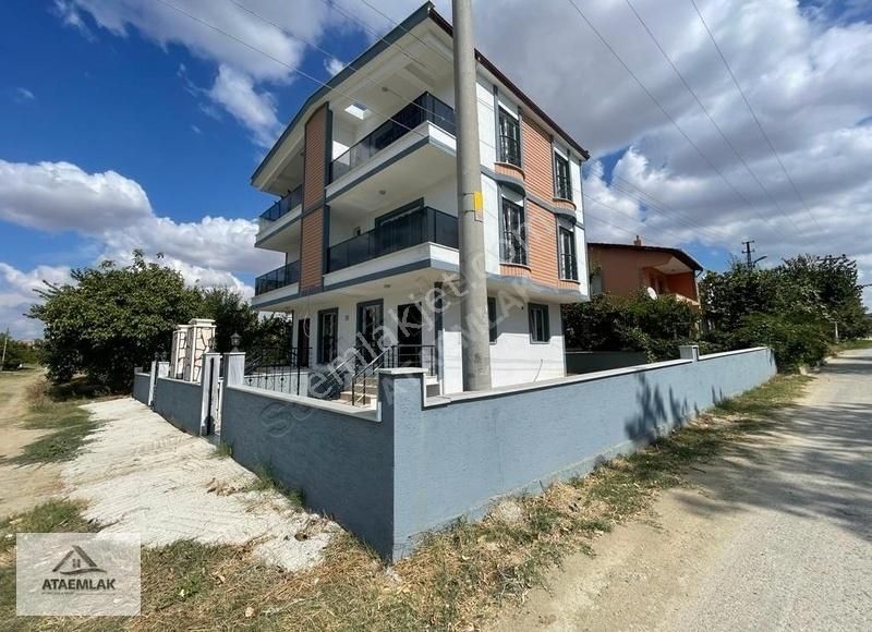 Marmaraereğlisi Yeniçiftlik Satılık Villa YENİÇİFTLİK'TE KÖŞE BAŞI İSKANLI 4+1 VİLLA