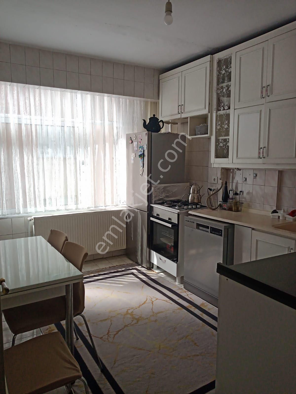 Satılık Kiracılı Daire Yenibosna Zafer Mahallesi Kale Sk. 2+1