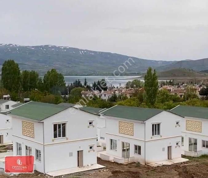 Sivrice Günay Köyü Satılık Villa HAZAR GÖLÜNDE SATILIK 4+1 GÖLE 50 mt uzaklık arsa 520 m2