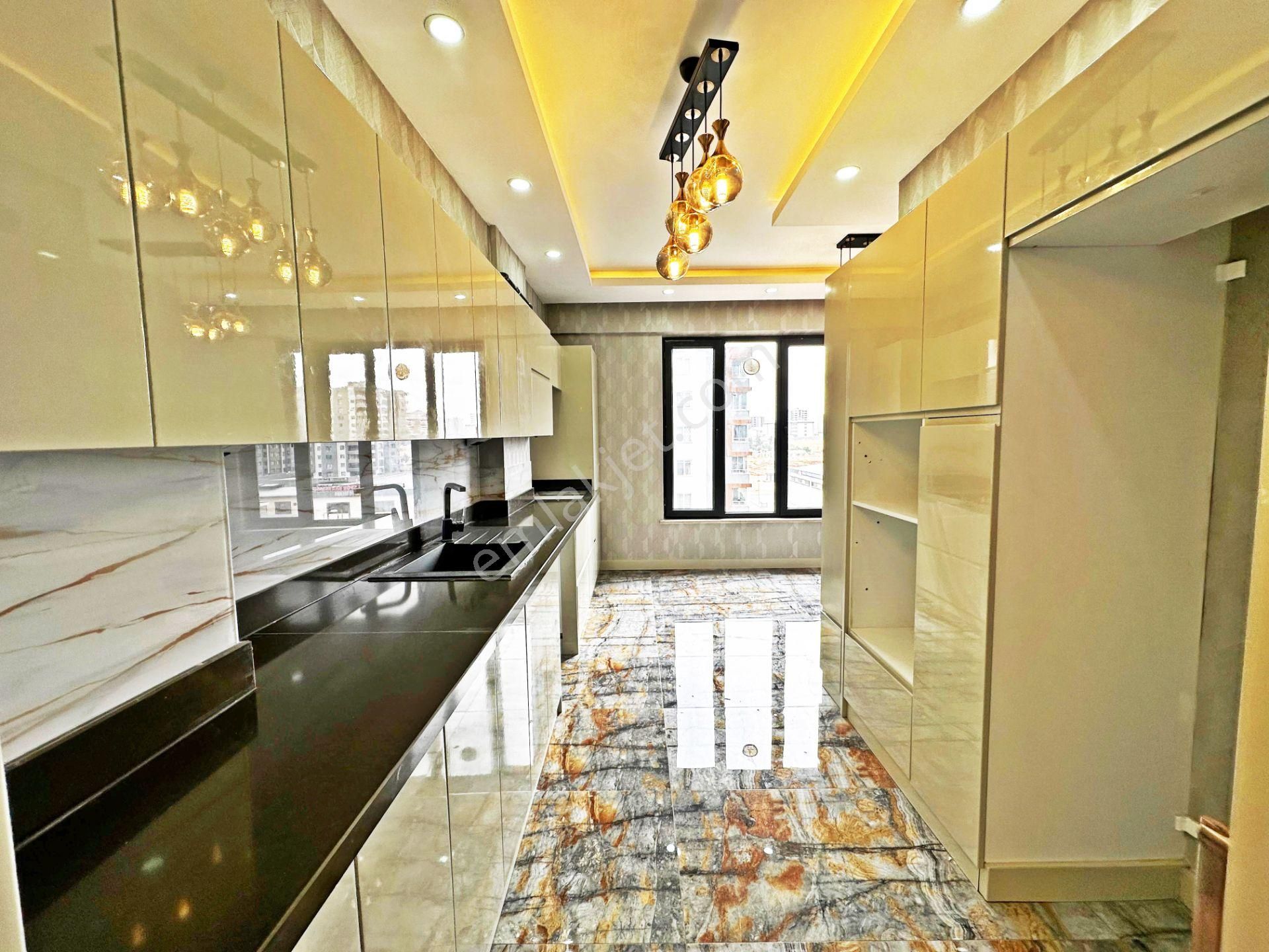 Fıstıklık'ta Aktif Lokasyonda İhtişamlı Tasarımıyla 4+1daire - Görsel 3